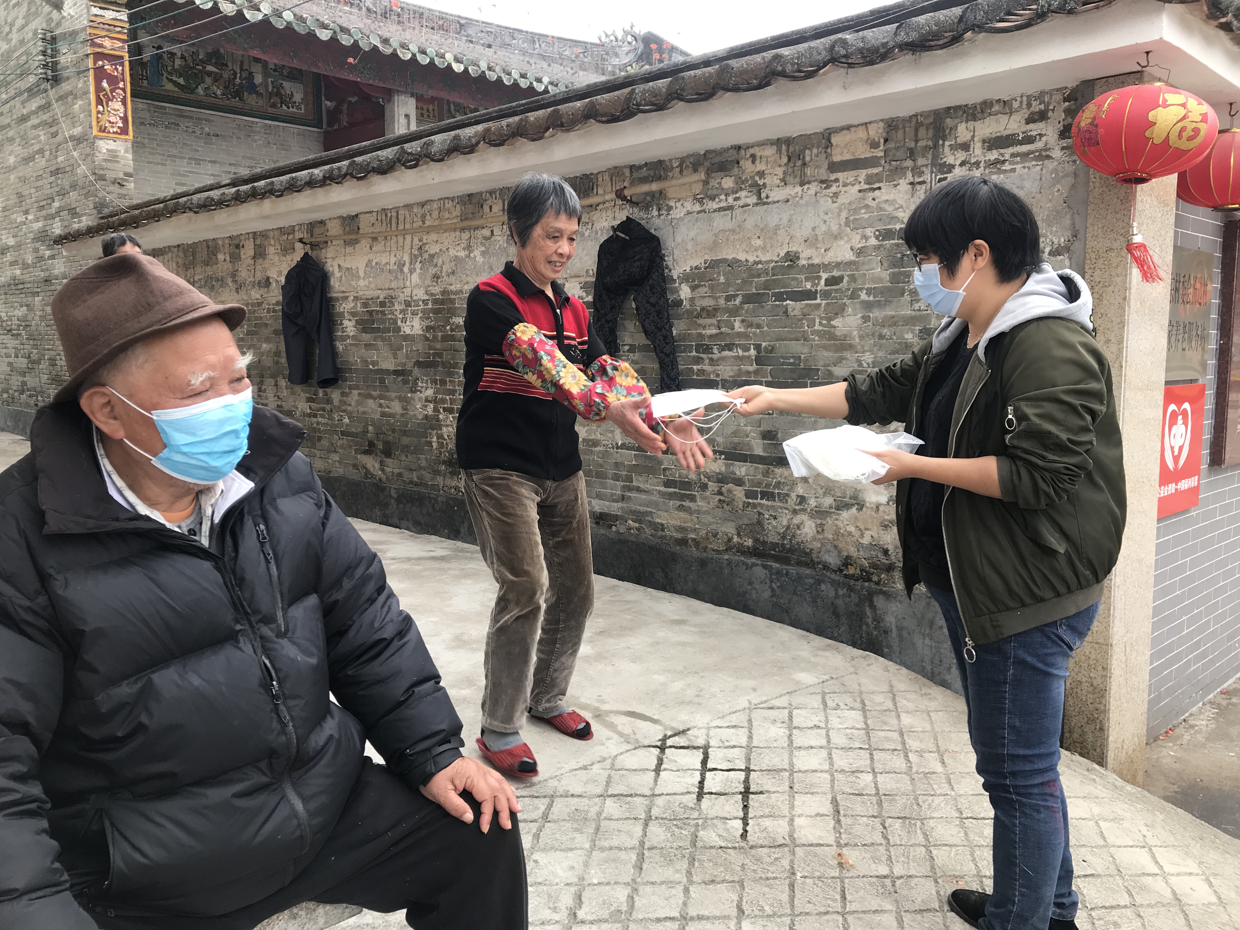 发放口罩给村中留守老人.JPG