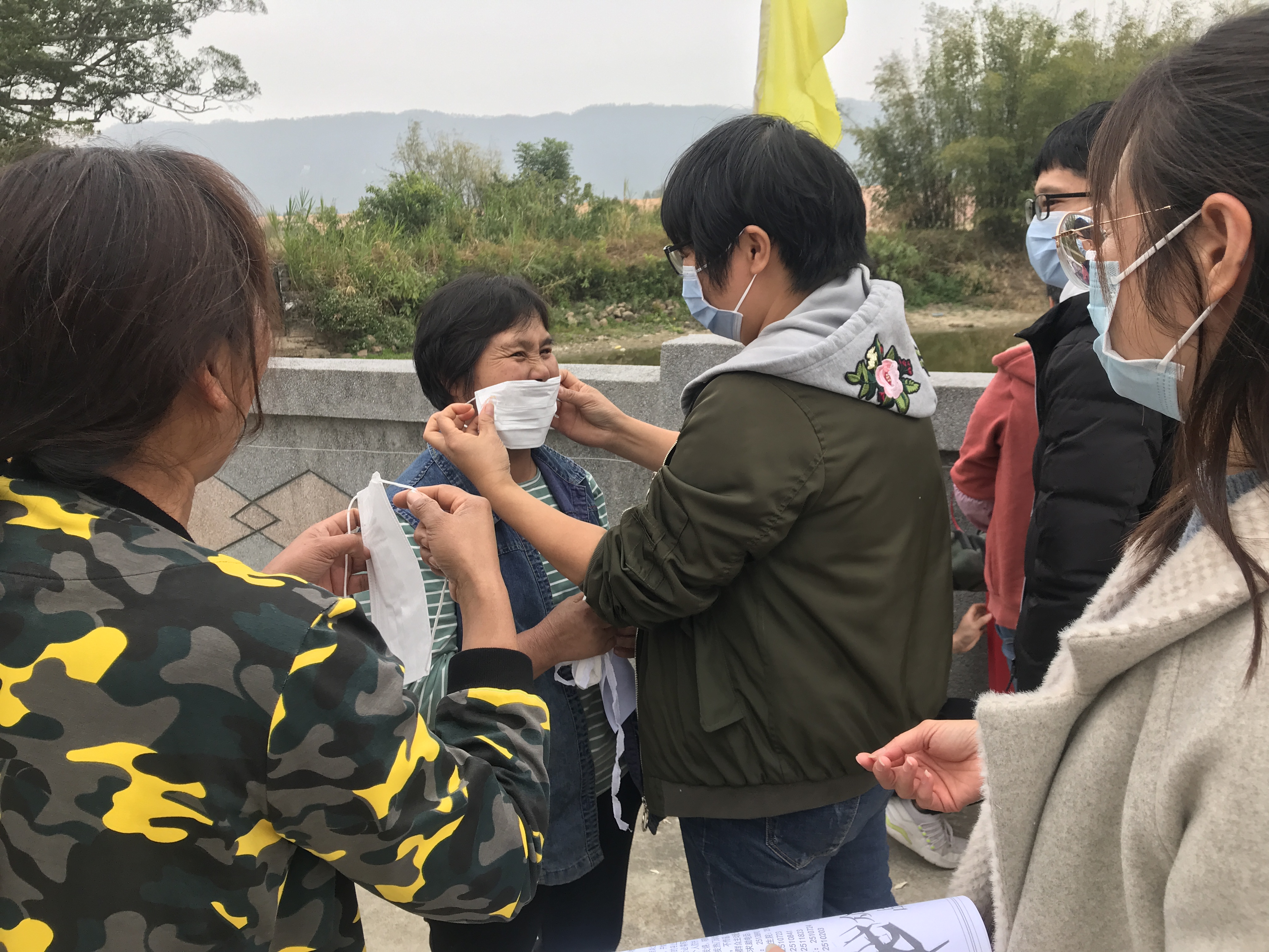 手把手教村民正确佩戴口罩.JPG