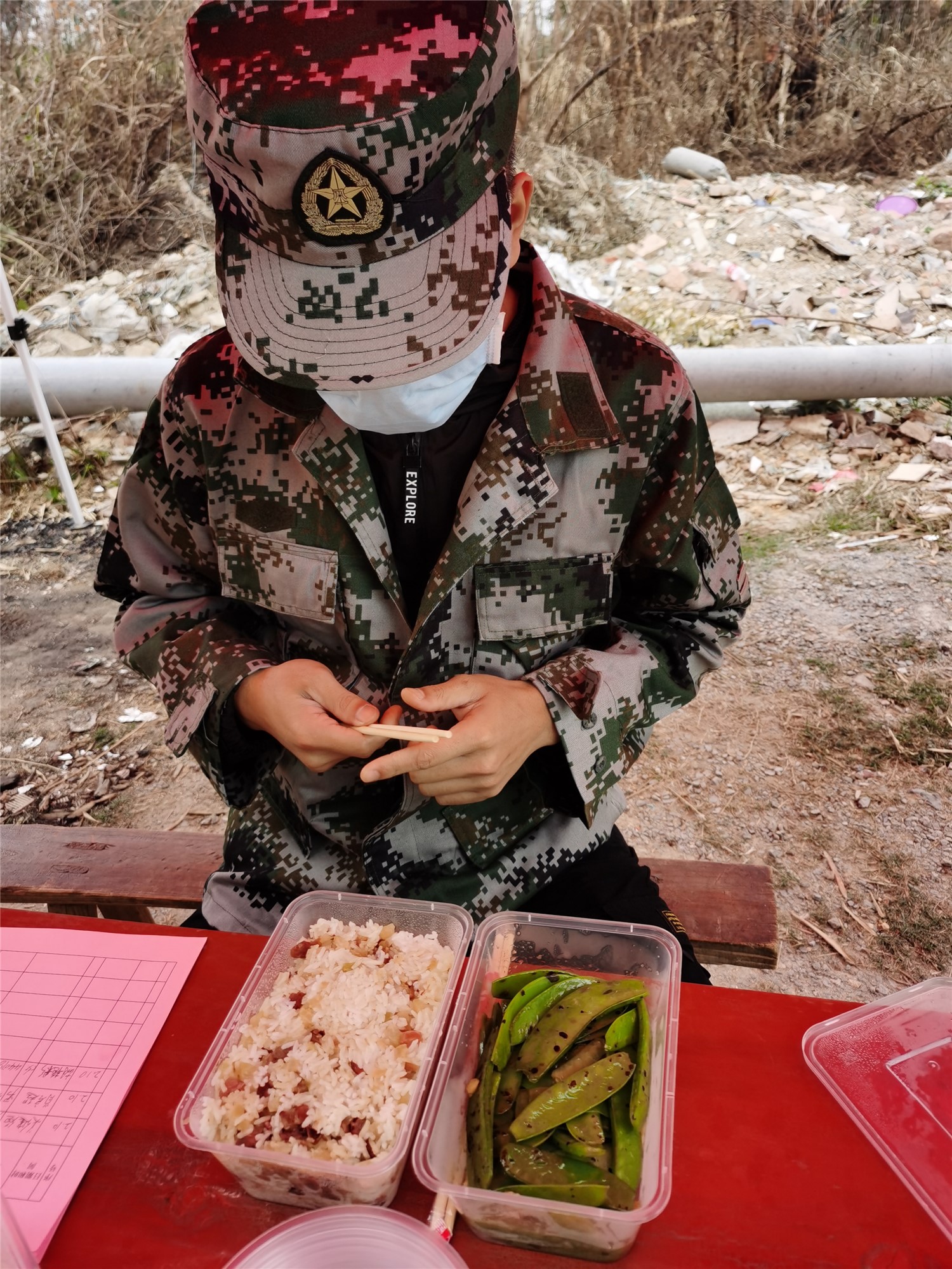 8巾帼志愿者们给一线值守的人员送饭.jpg