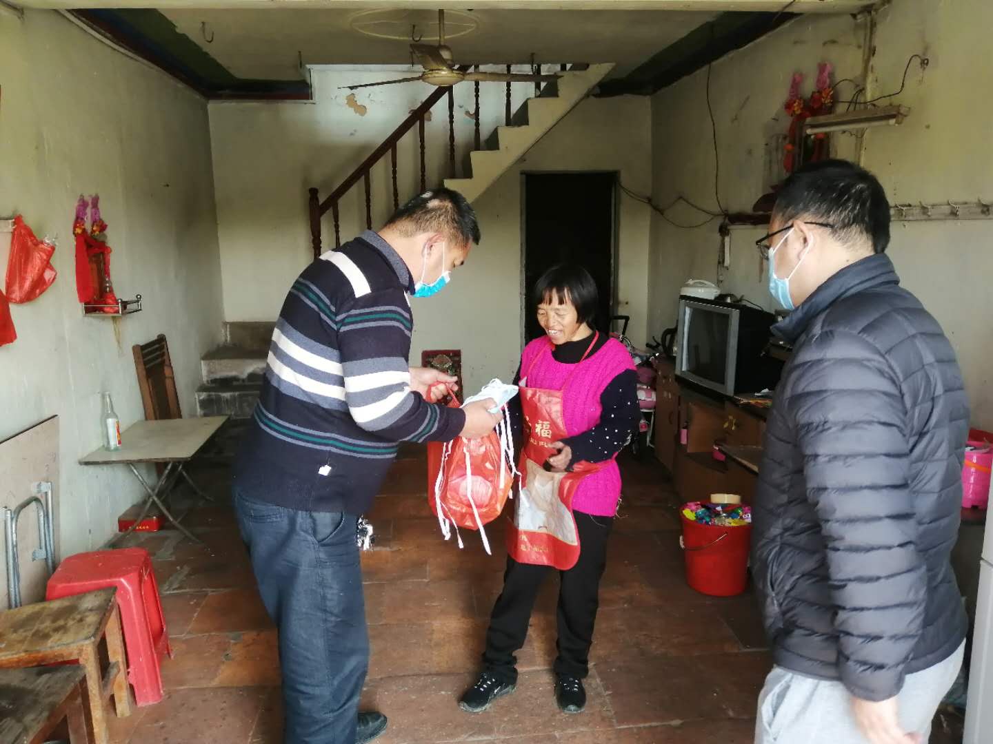 关宁赐同志把向镇申请的口罩和生活物资送到低保户家中.jpg
