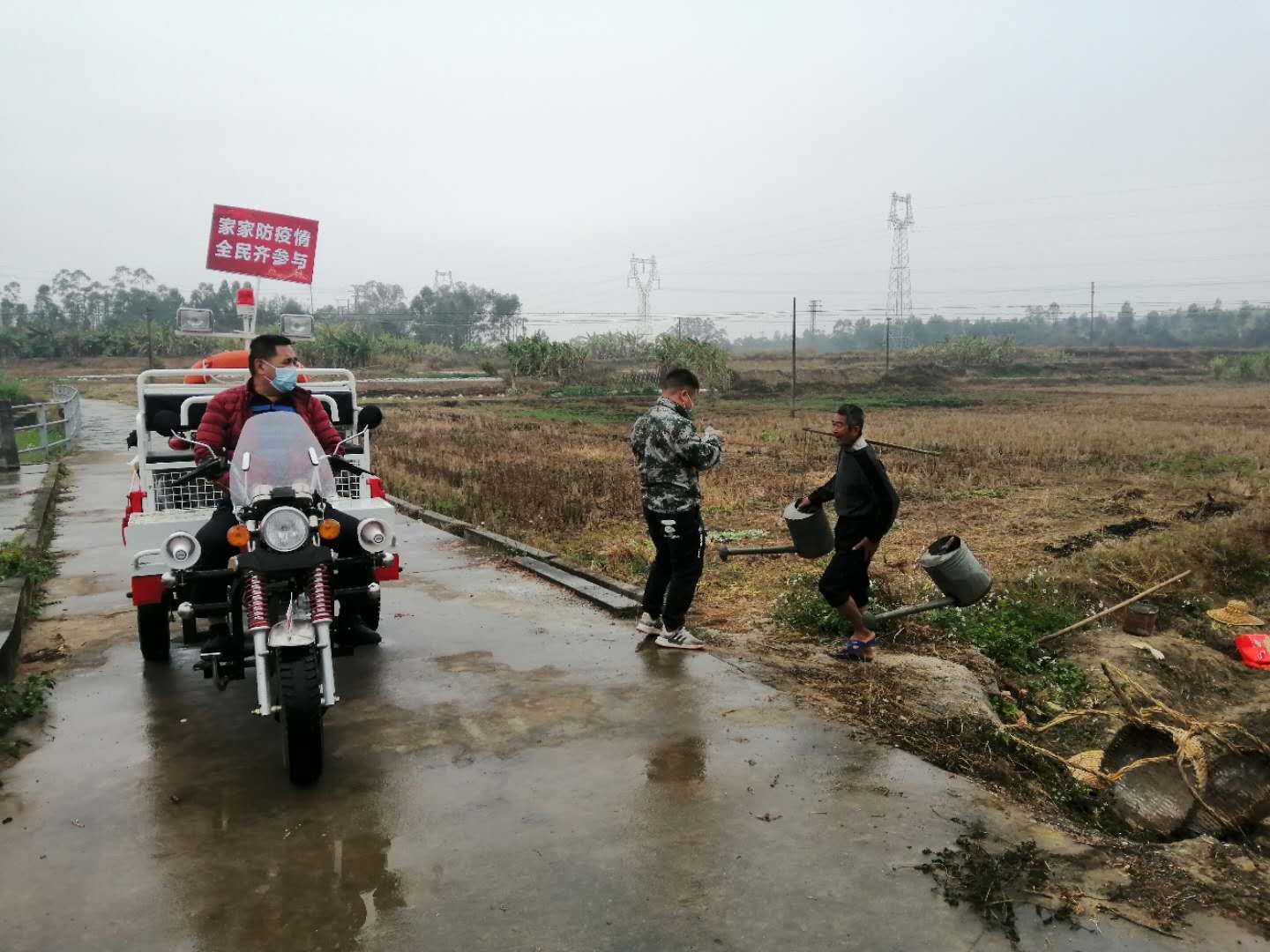 关宁赐同志驾驶着宣传车在村中、田头宣传防控防护知识.jpg