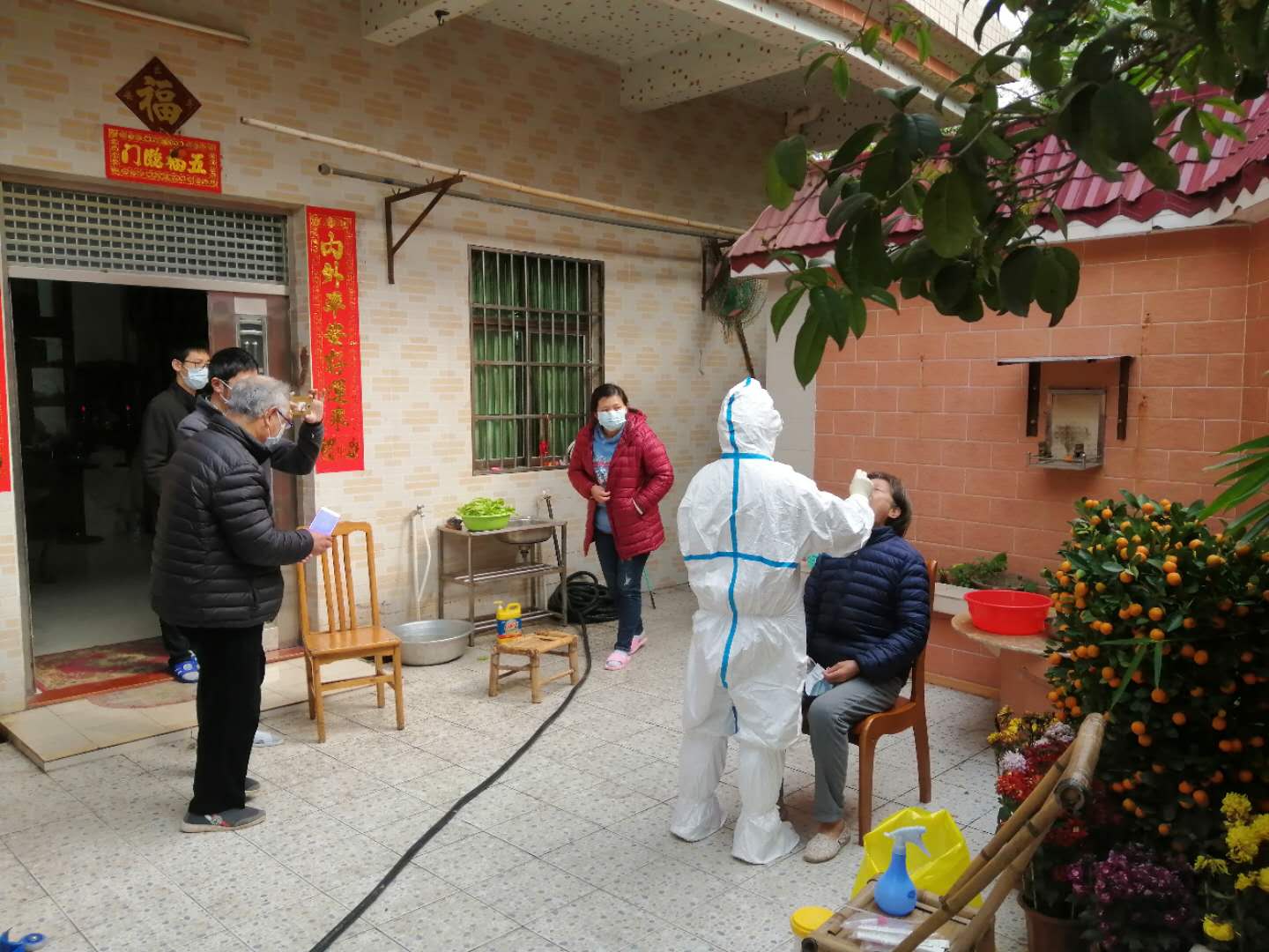 关宁赐同志亲自和卫生院防疫工作人员到对象家为其测量体温.jpg