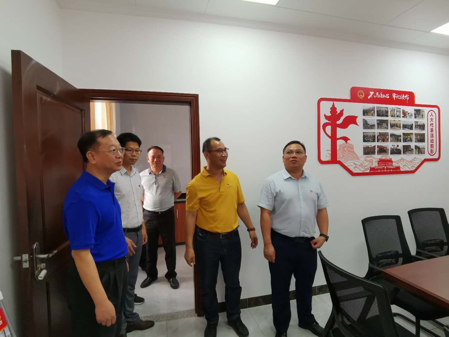 市领导到人大代表联络站视察指导.jpg
