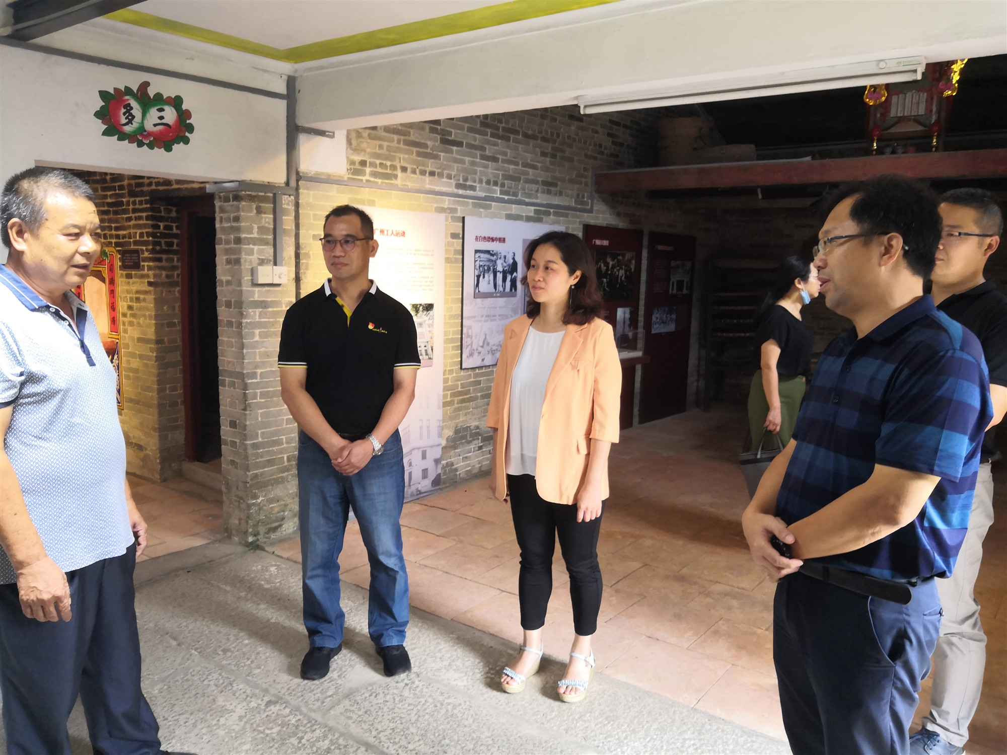 参观周文雍故居建设情况.jpg