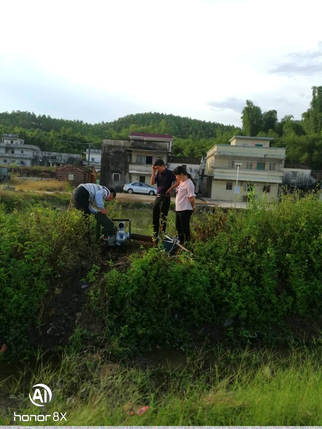 代表帮助村民抽水抗旱.jpg