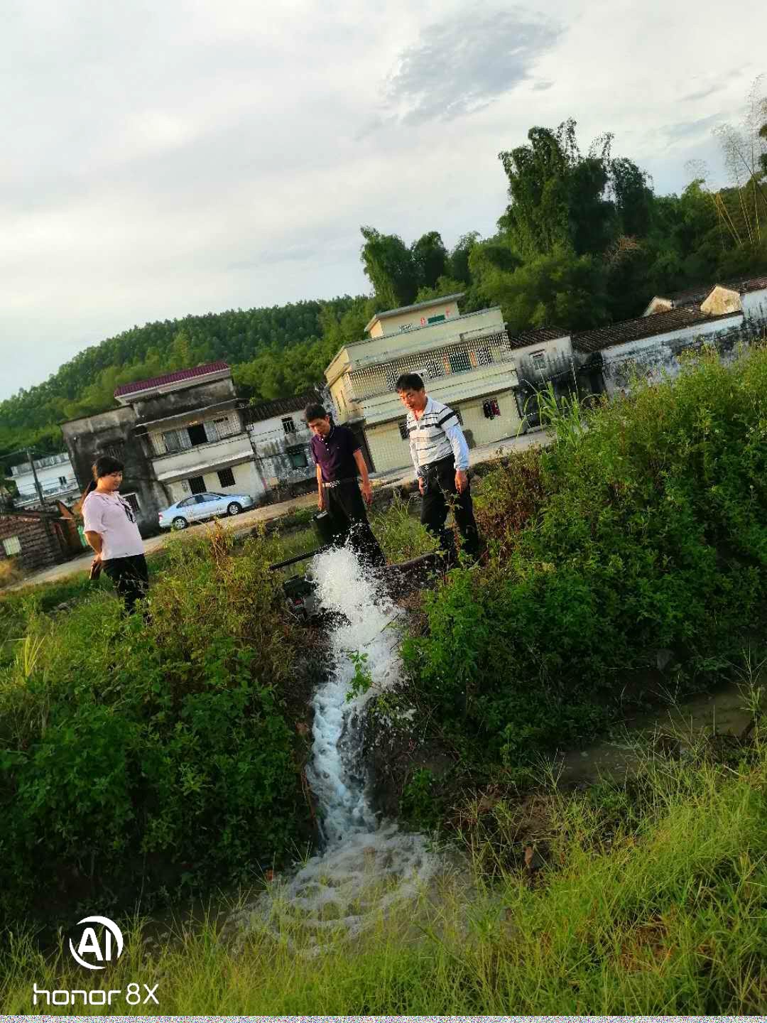 代表帮助村民抽水抗旱1.jpg