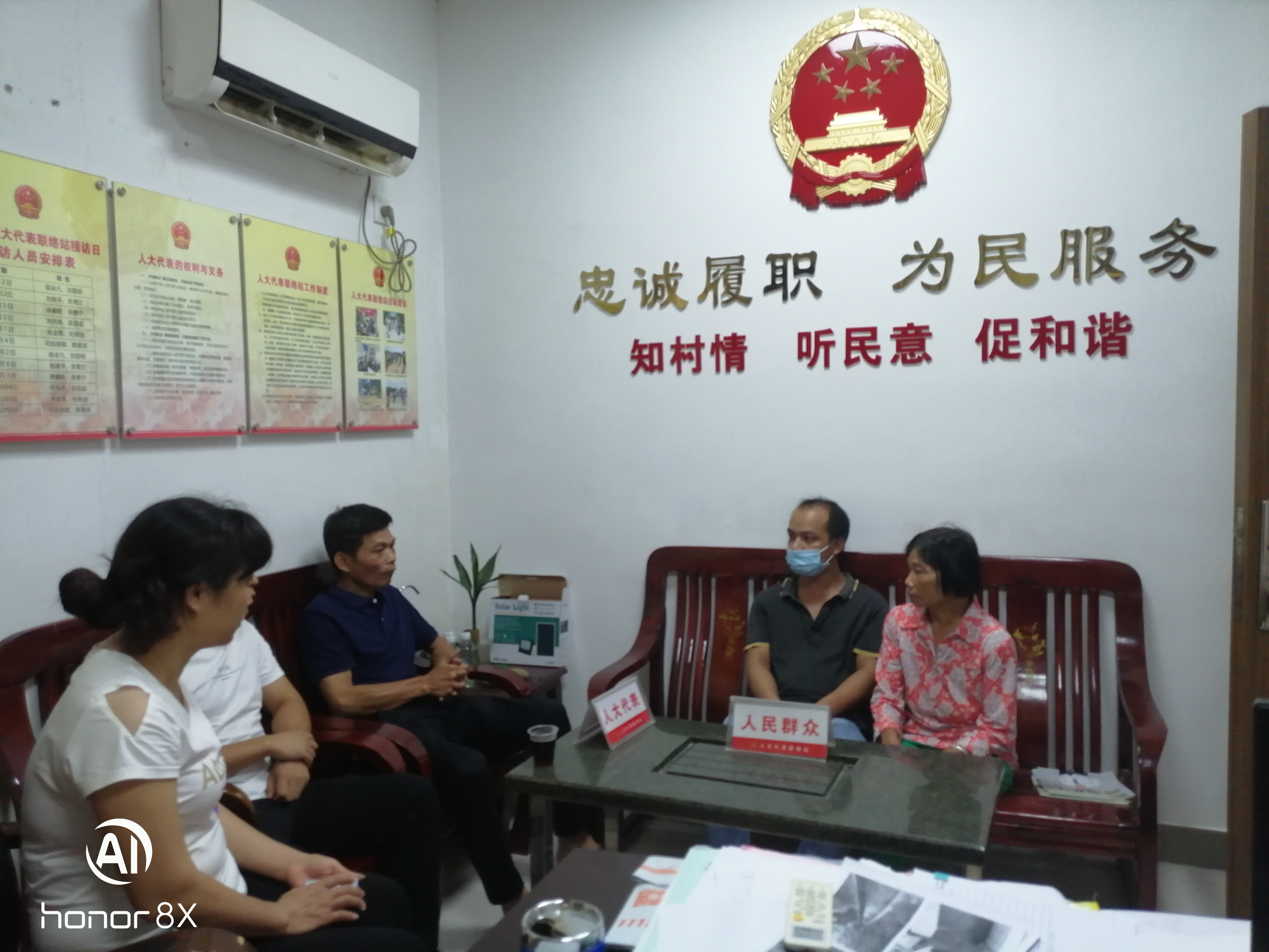 代表接访选民.jpg