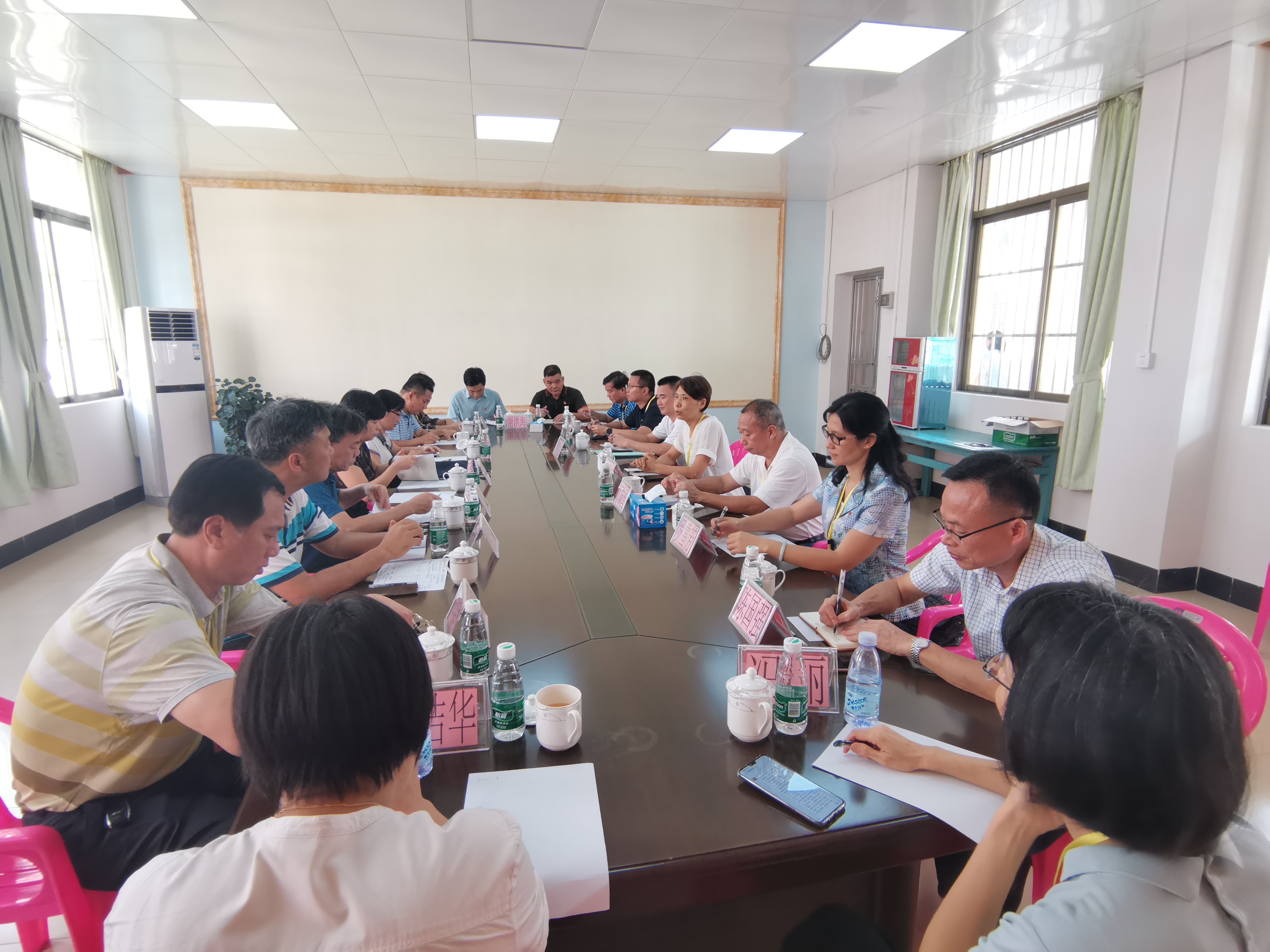 座谈会.jpg
