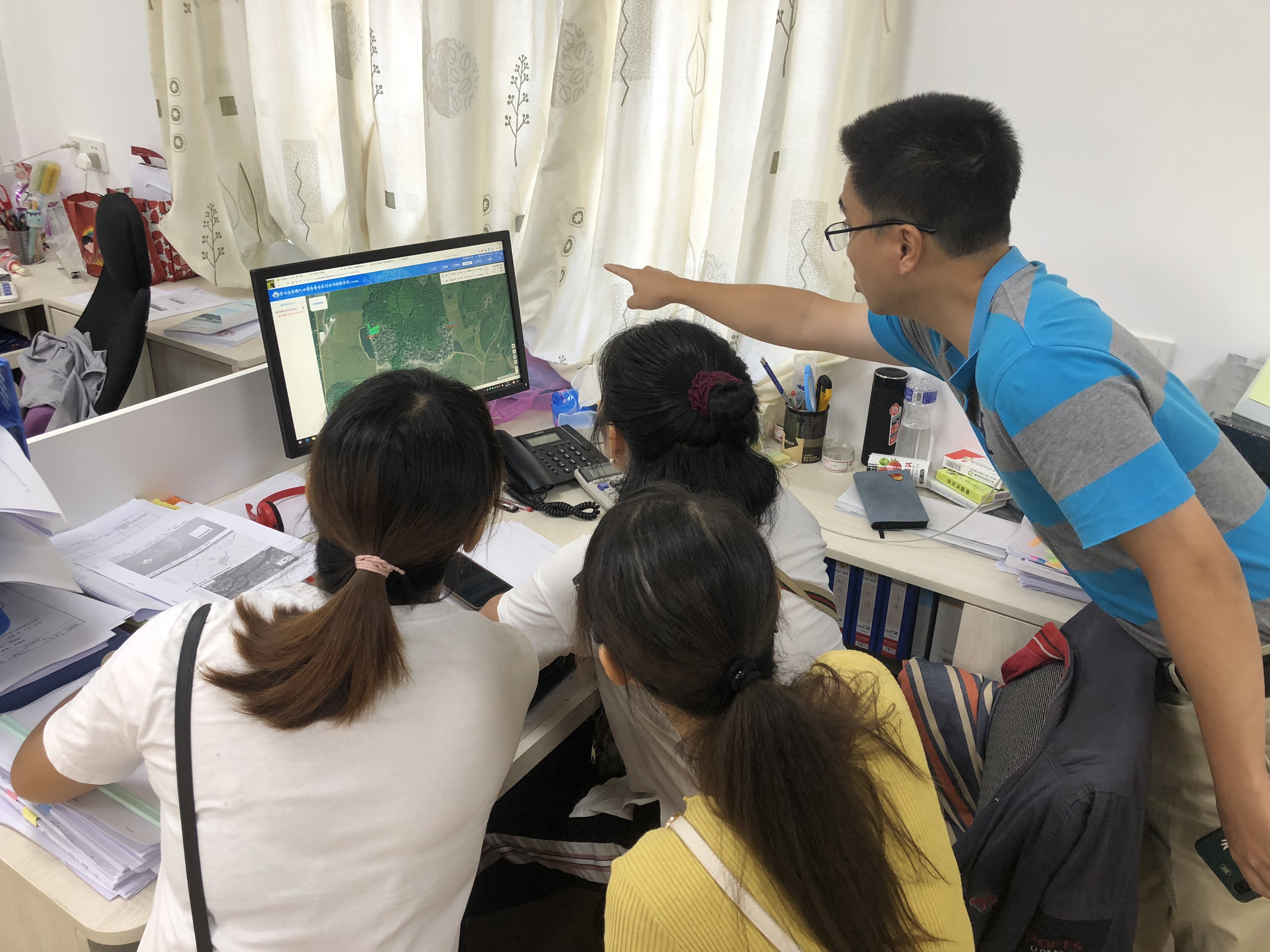 2分批培训各村居普查员学习建筑物绘图系统.JPG