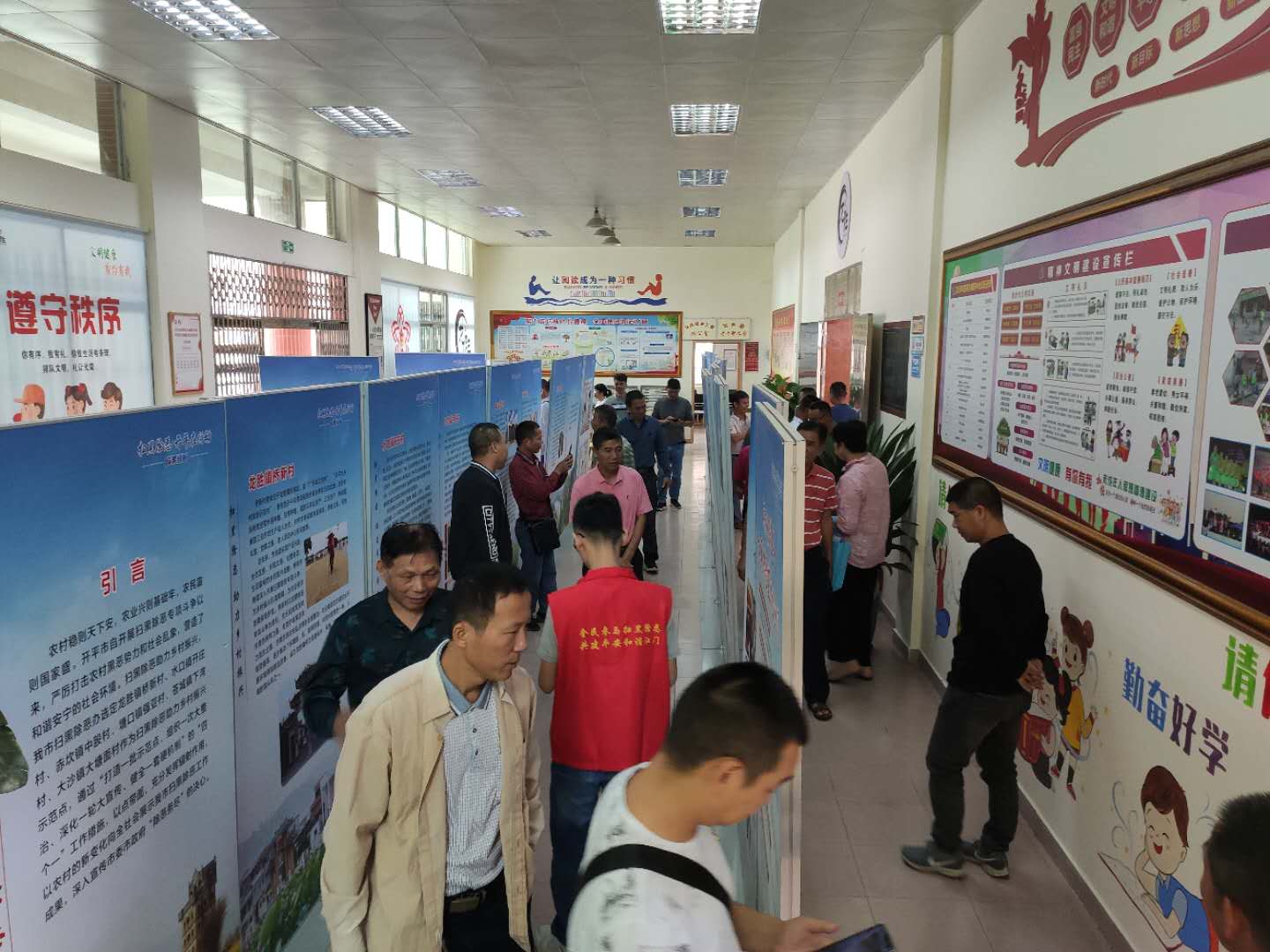 龙胜镇组织村干部观看扫黑除恶成果巡展.jpg
