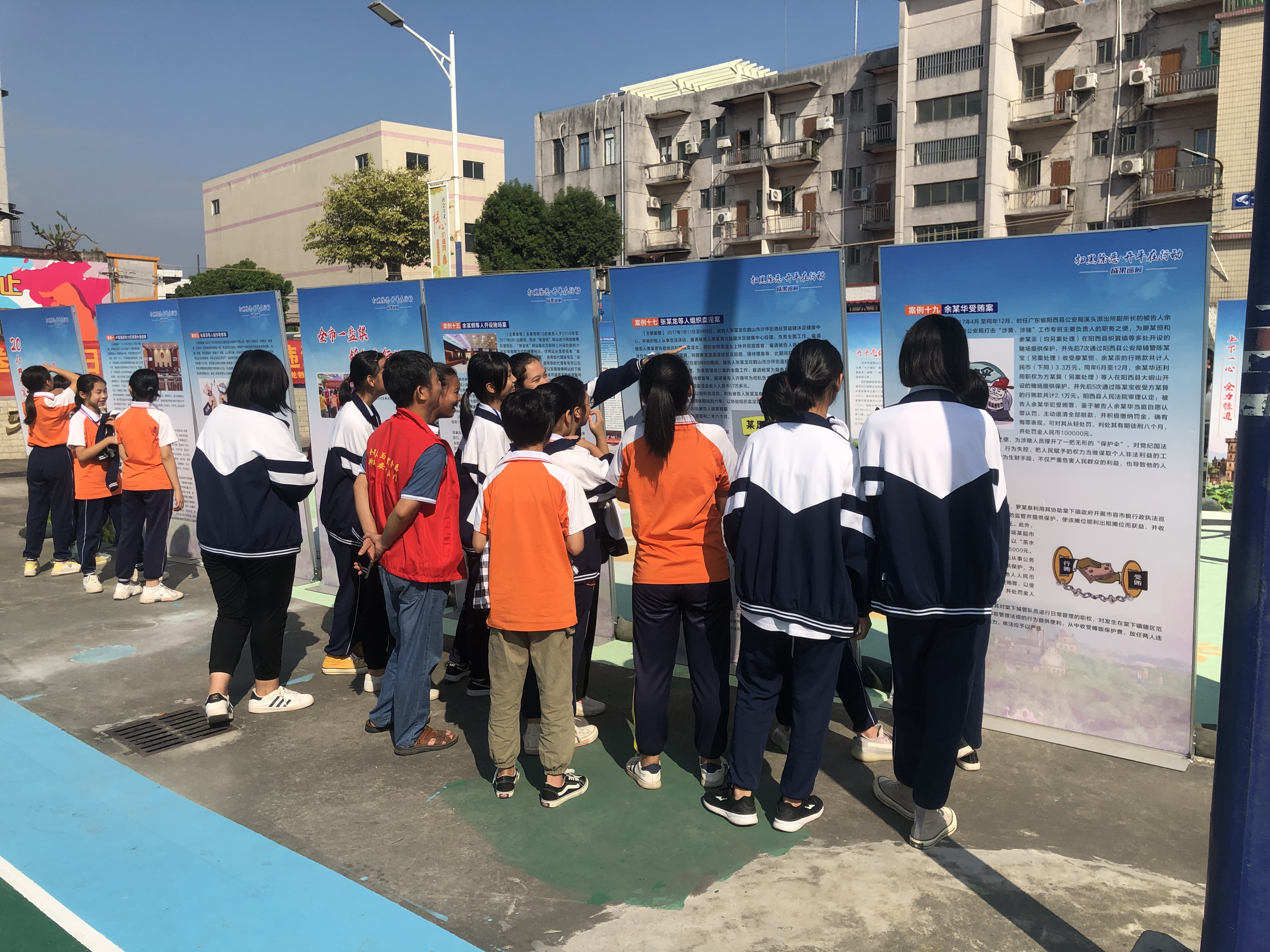 龙胜镇组织辖区中小学学生观看扫黑除恶成果巡展.jpg
