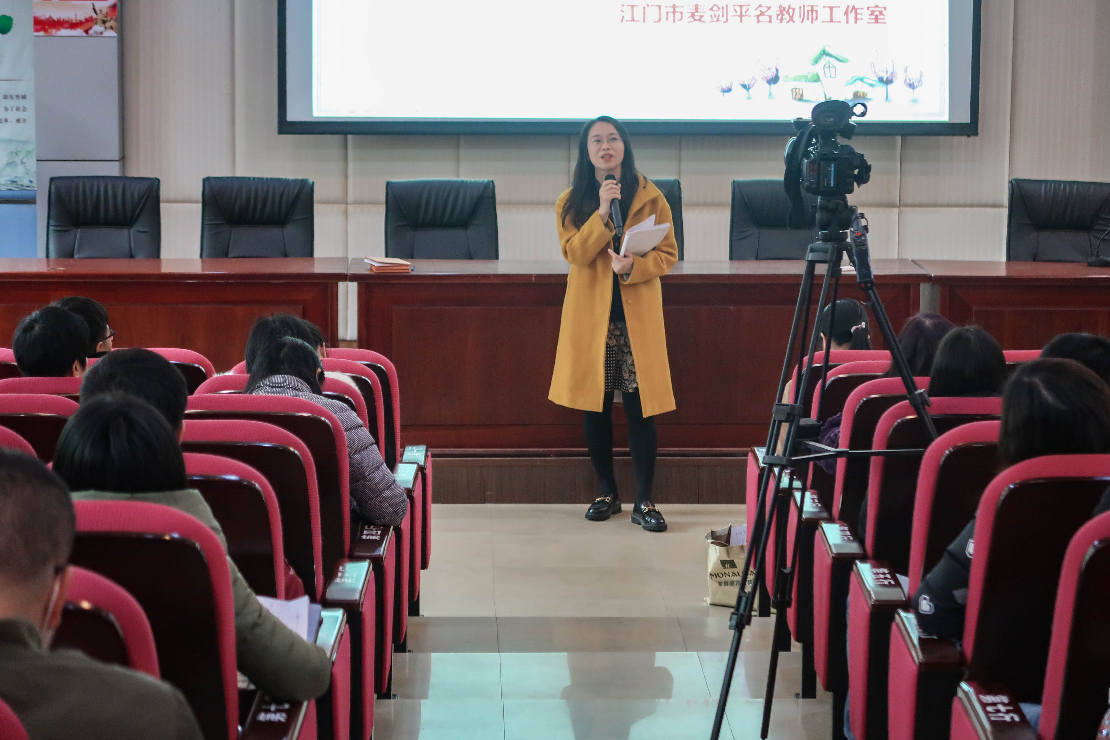 9.江门市名教师工作室主持人麦剑平作指导点评.jpg