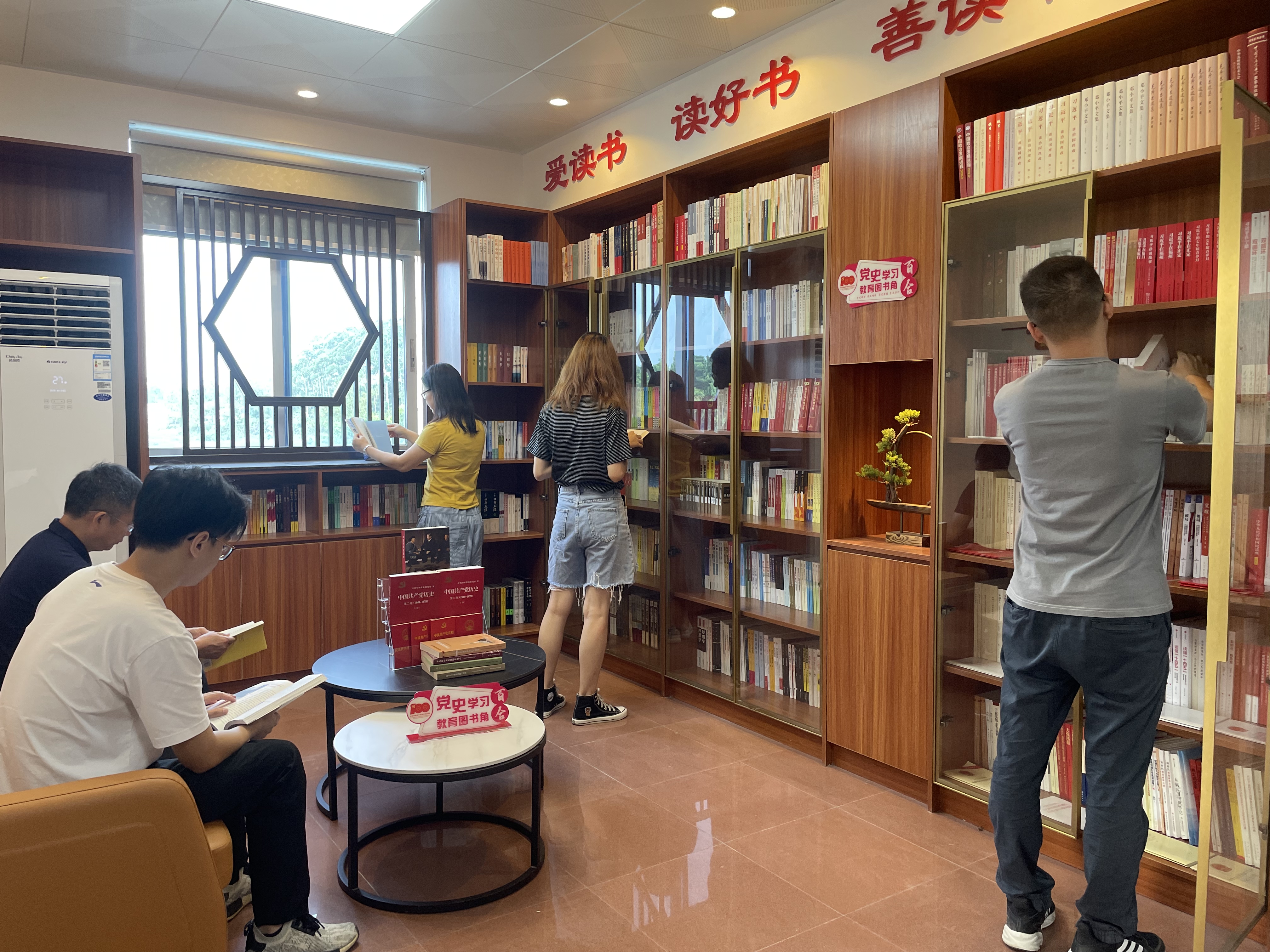 百合镇人大联络站图书馆.jpg
