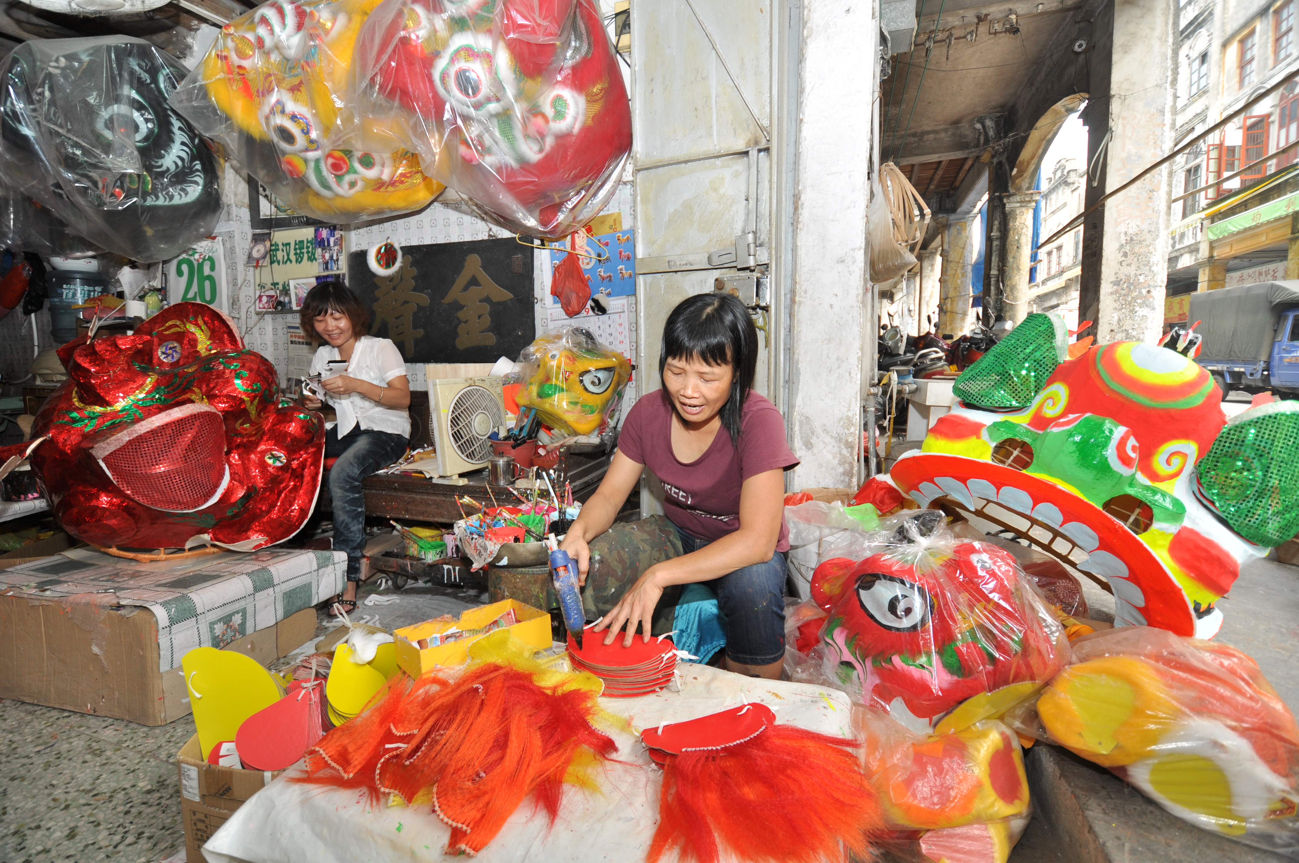 狮头制作（开平市文广旅体局供图）.jpg