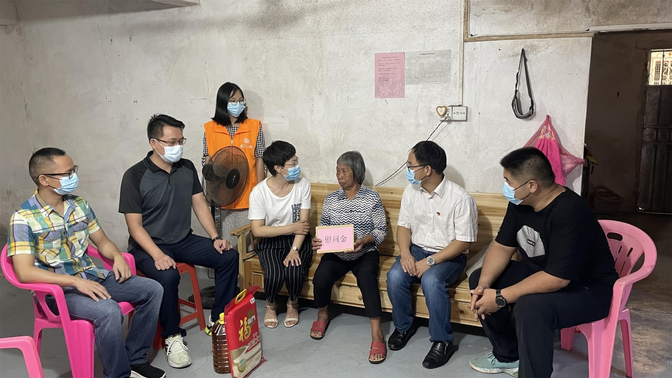 中秋节前走访慰问..png