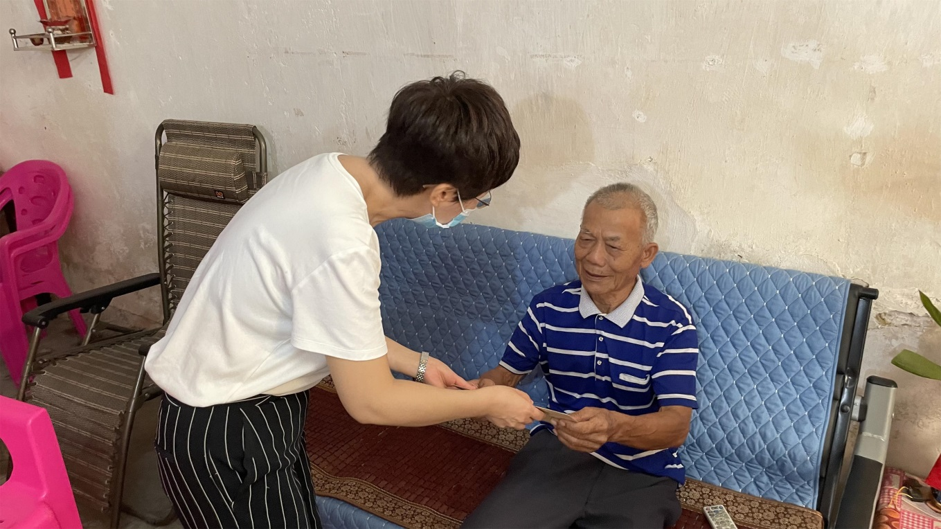中秋节前走访慰问.png