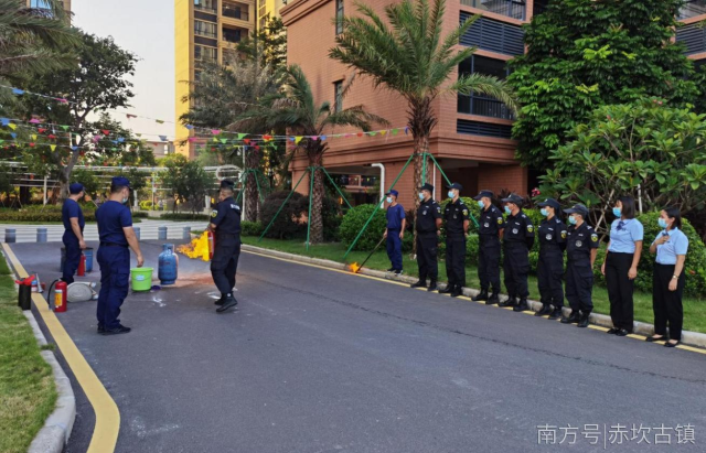 ▲小区物业管理人员学习使用灭火器材