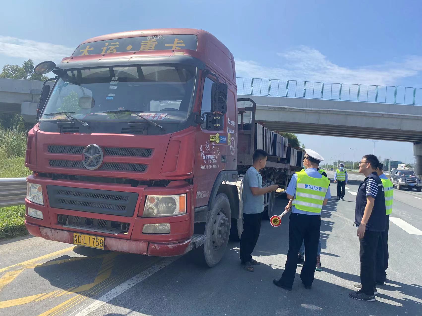扎实开展道路交通安全检查.jpg