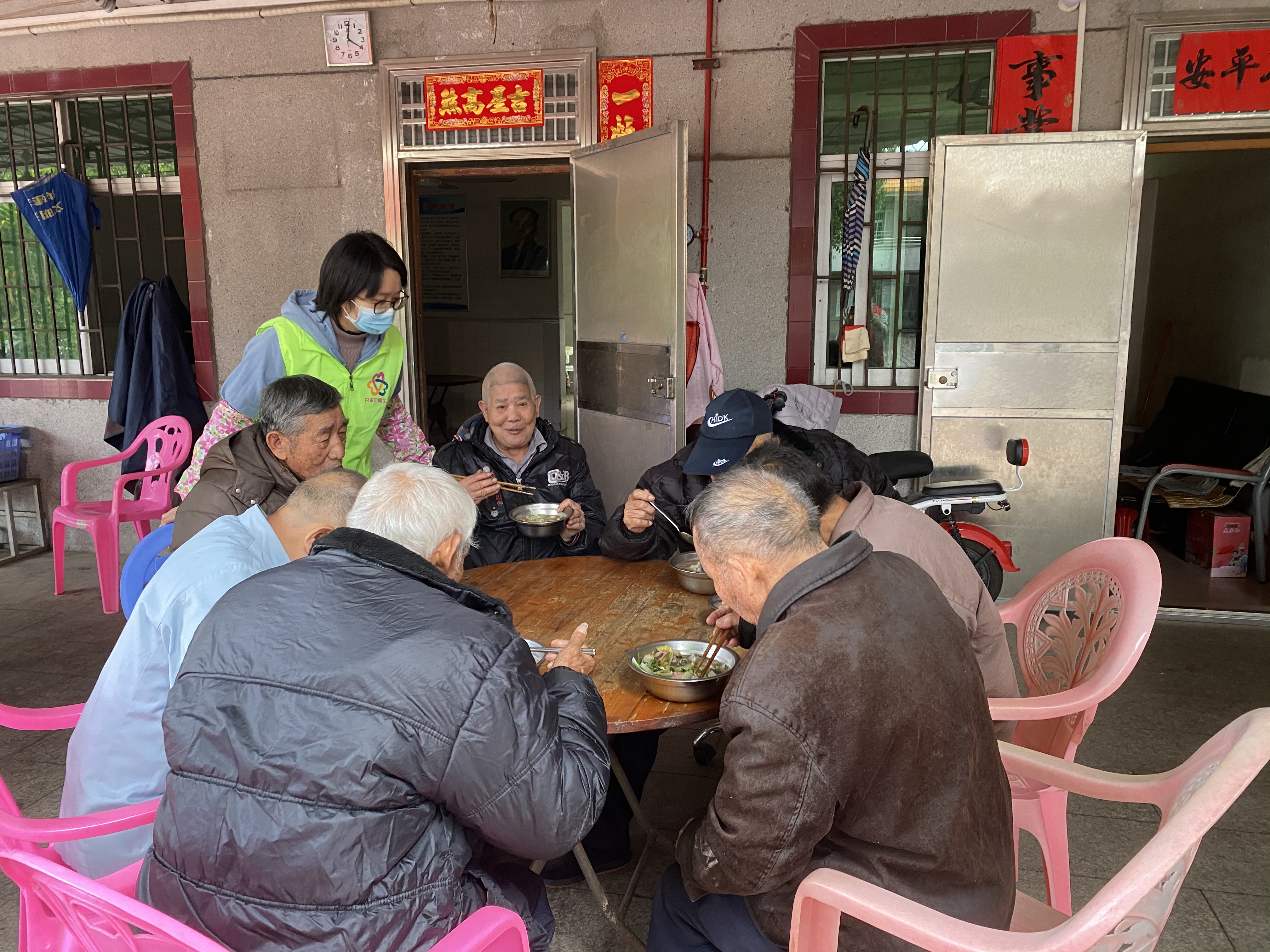 4老人们享用美味的汤圆.jpg