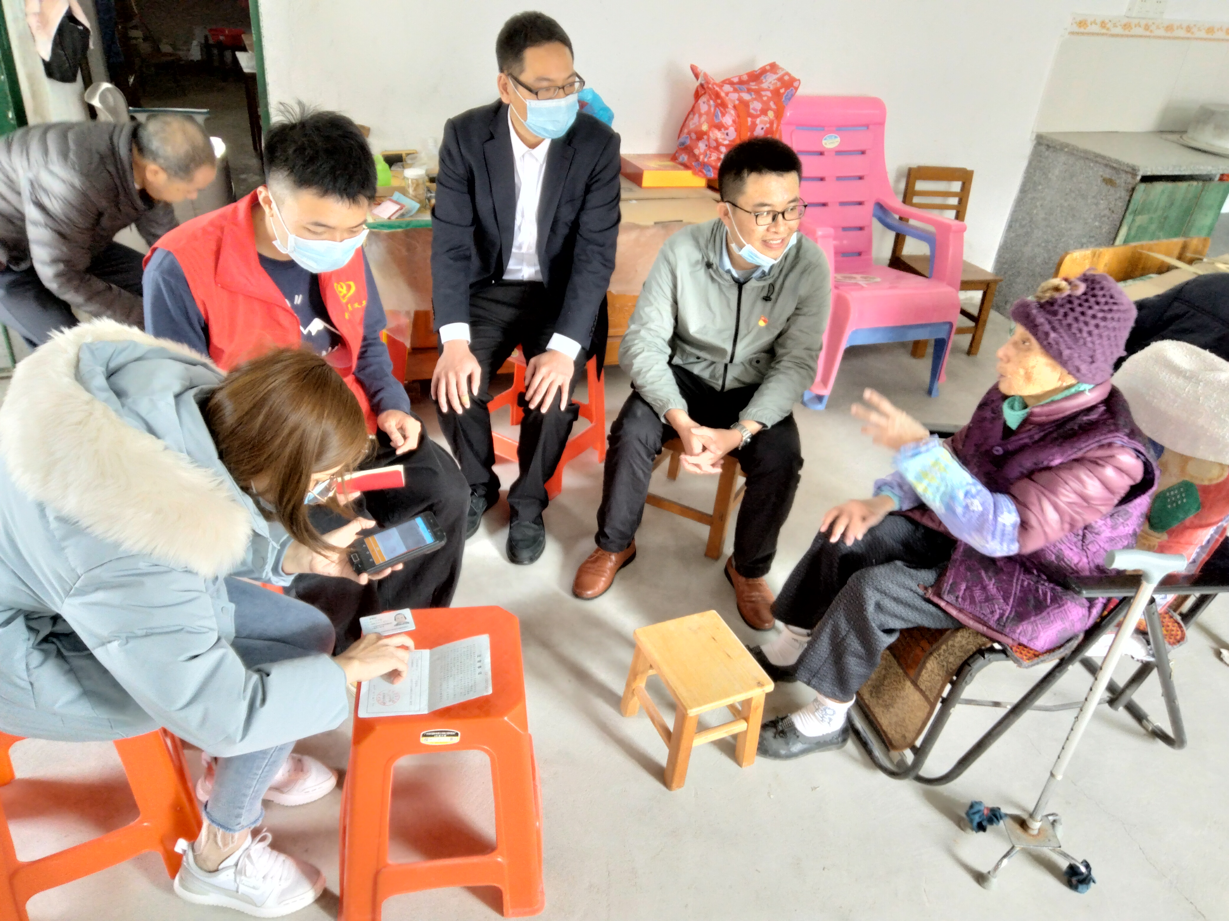 3. 驻红光村第一书记带队上门慰问并协助办理年审.jpg