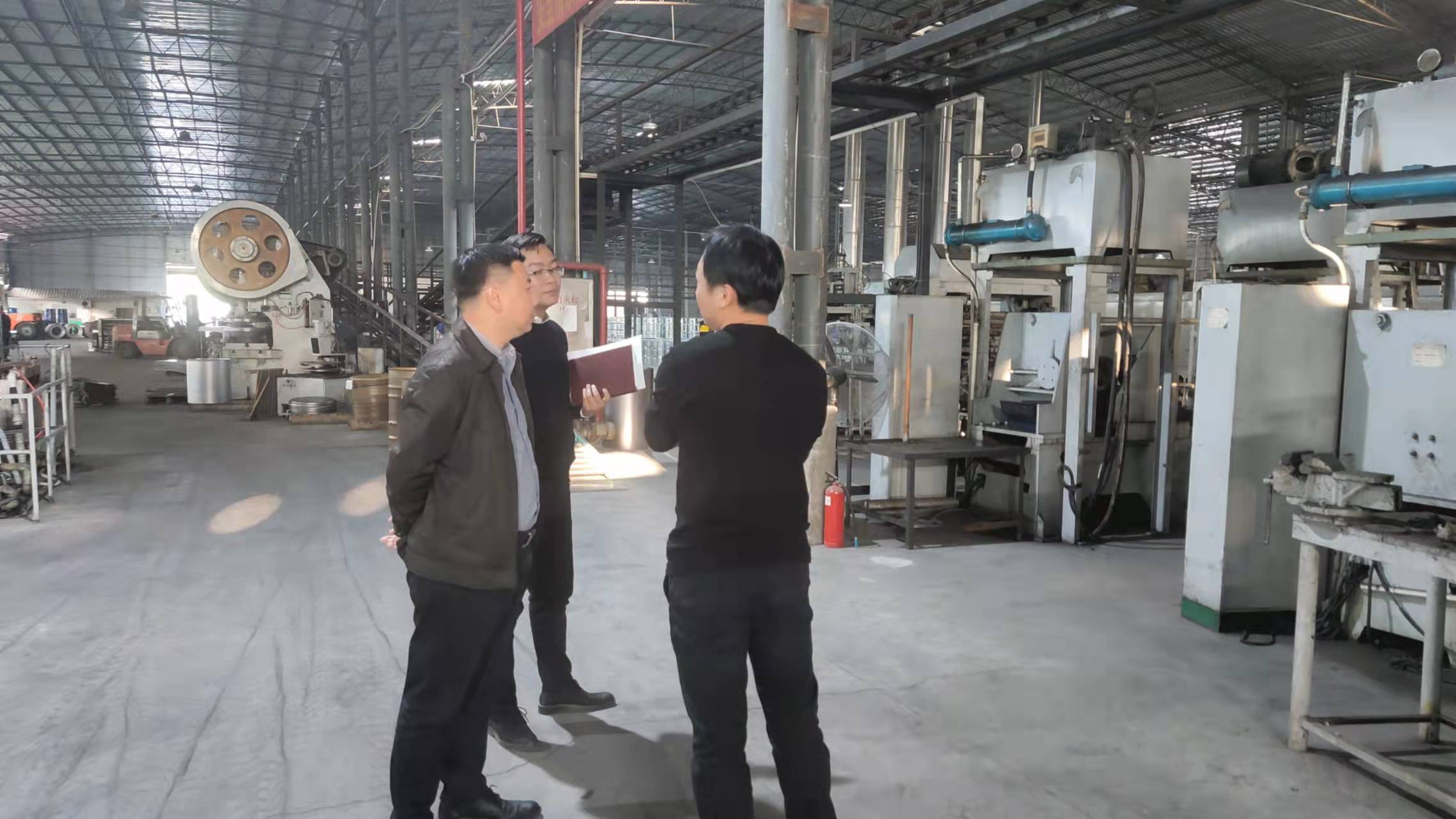 3龙胜镇委书记关健强带队开展岁末年初防范综合大检查.jpg