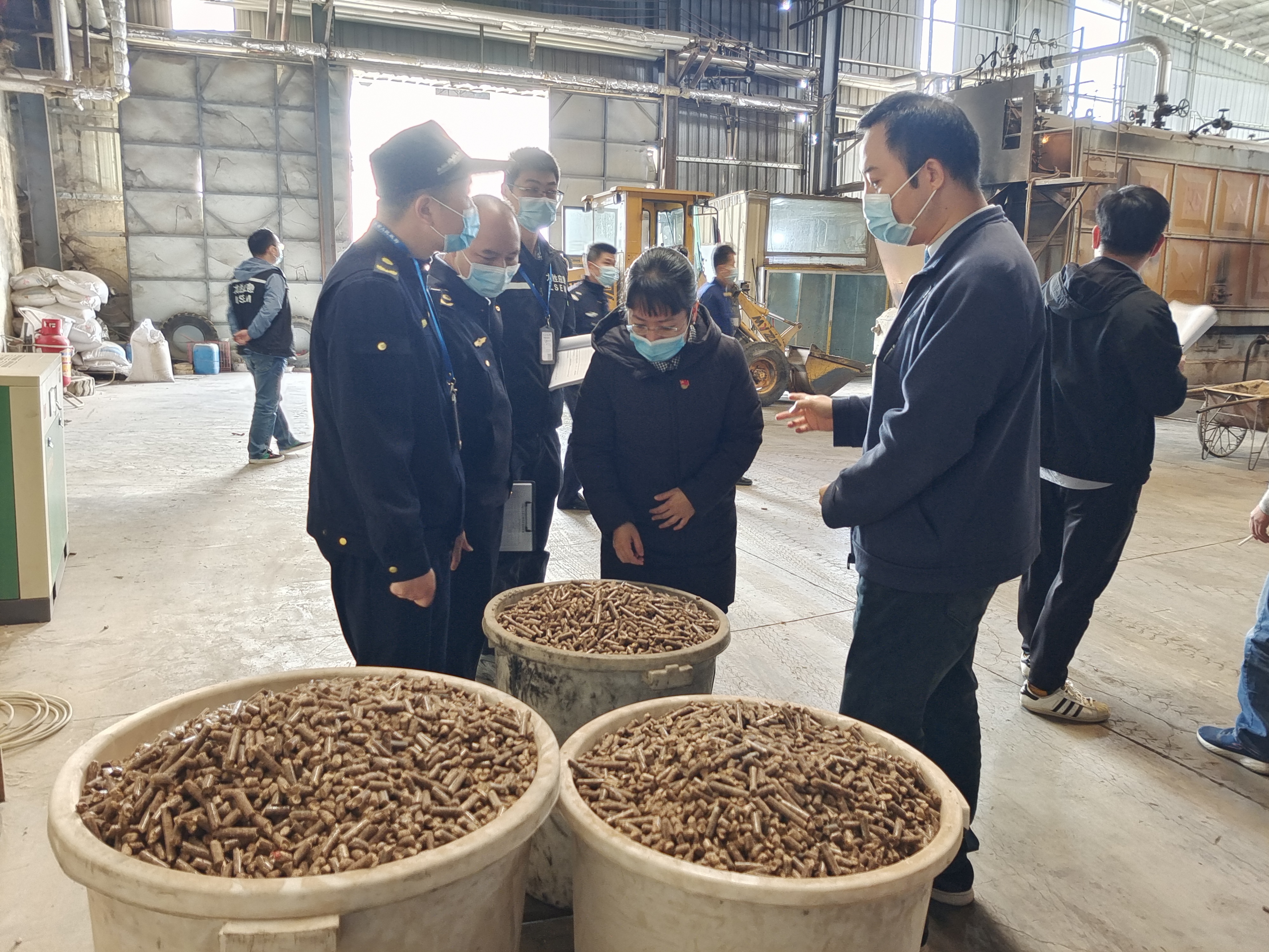 4龙胜镇委副书记、镇长黄巧娜带队开展岁末年初防范综合大检查.jpg