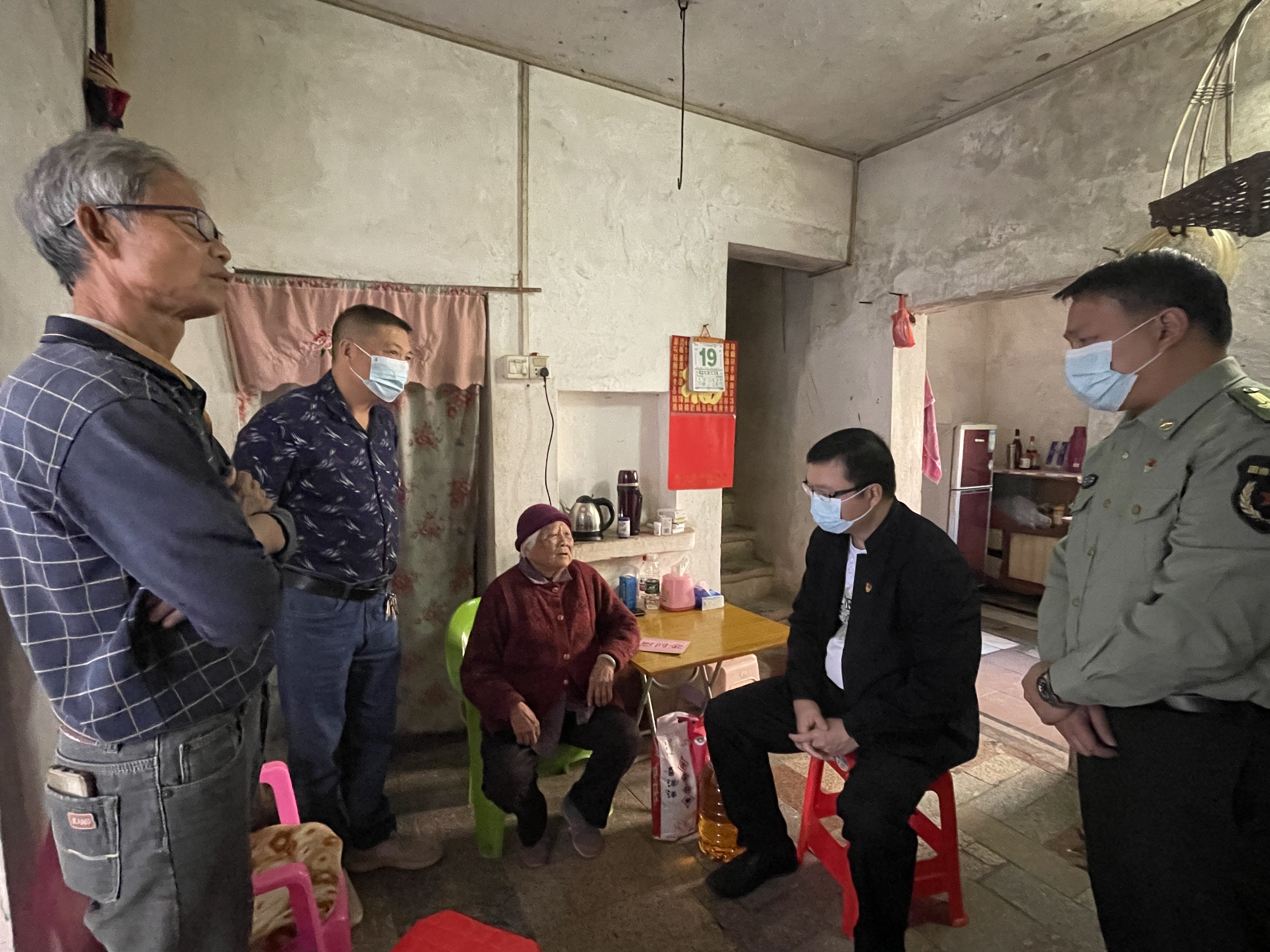 慰问退伍军人军属邓锚养.jpg