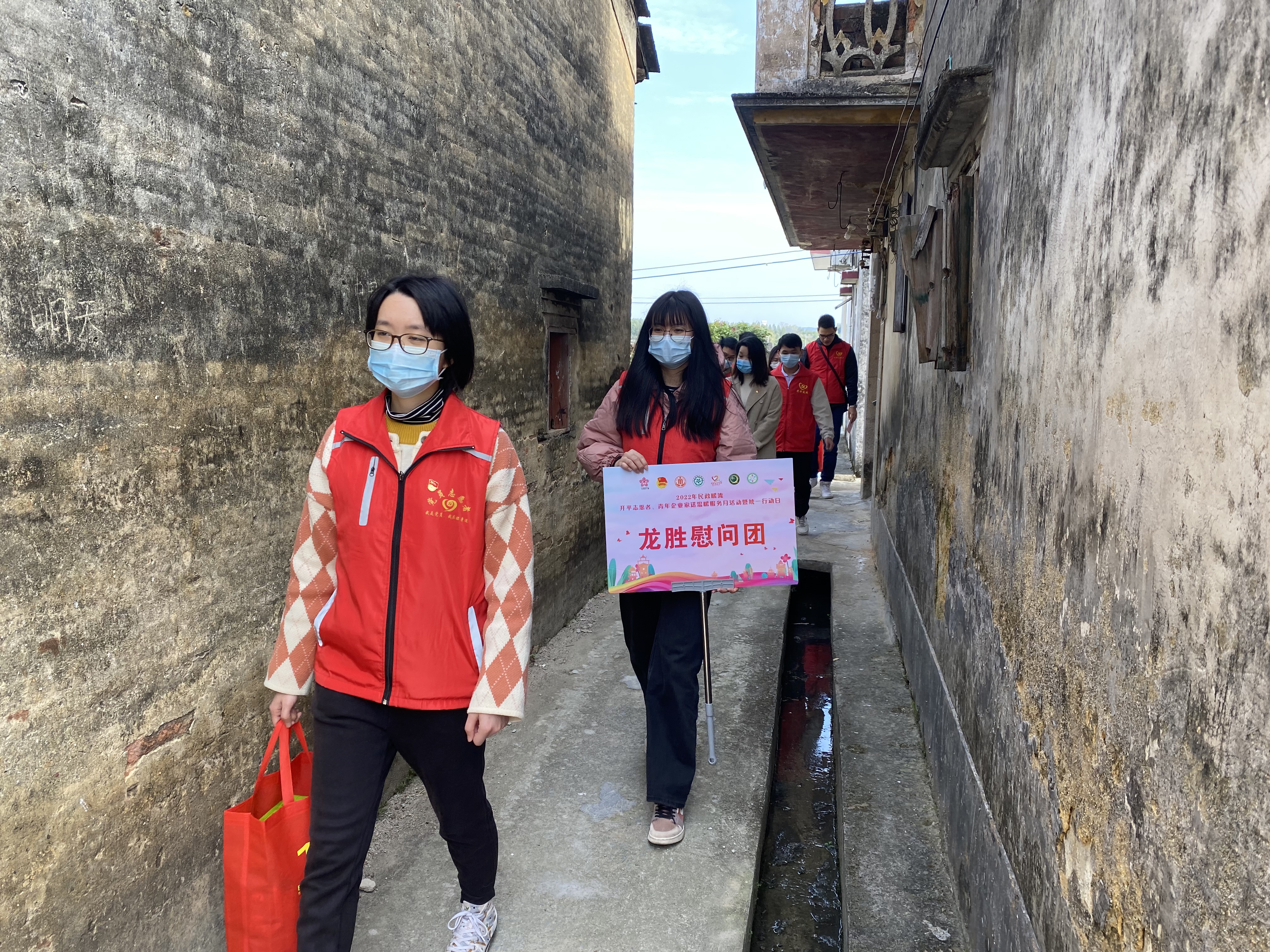 2龙胜镇团委到居民家中送上慰问.jpg