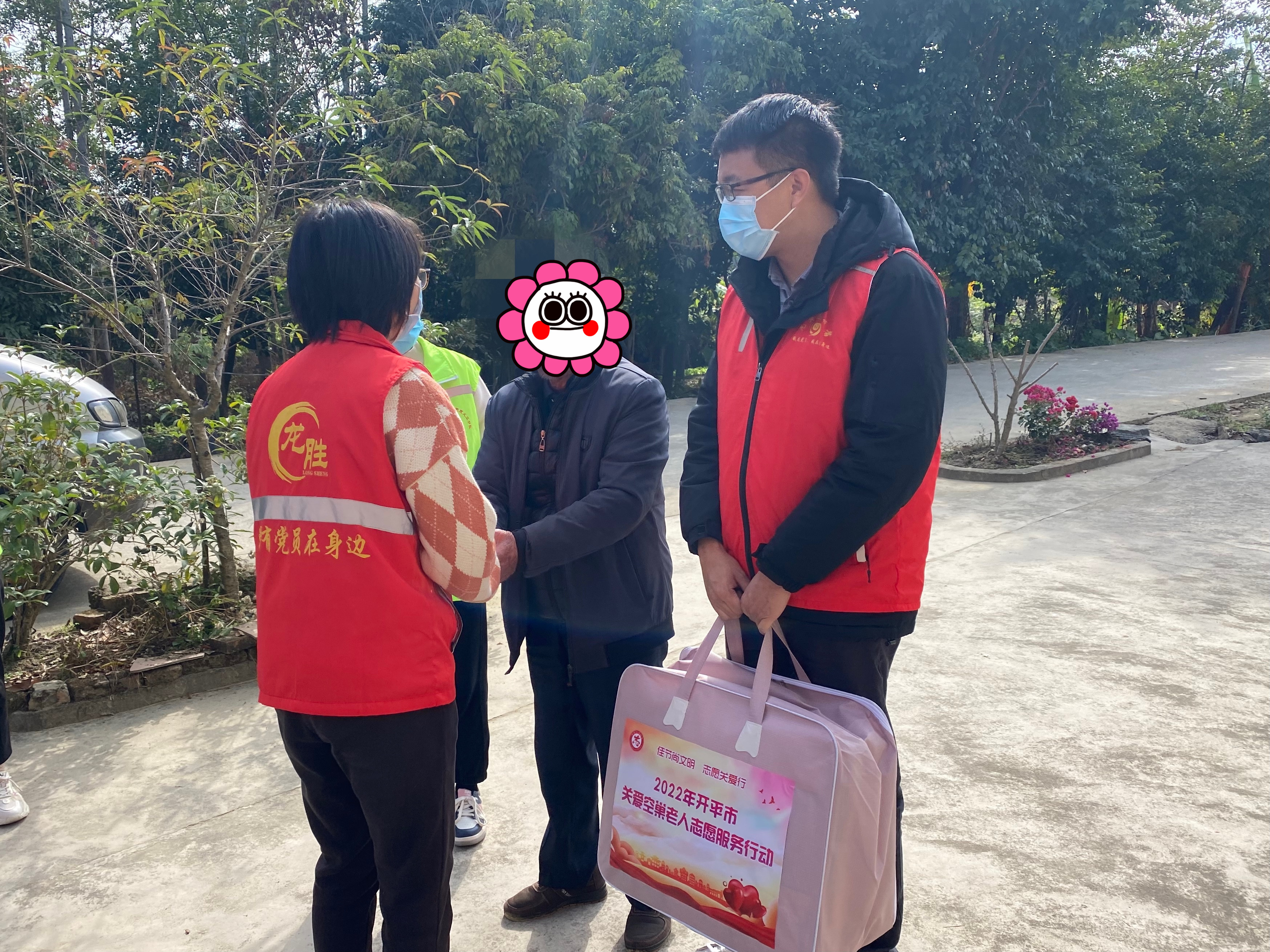 3龙胜镇团委到居民家中送上慰问.jpg