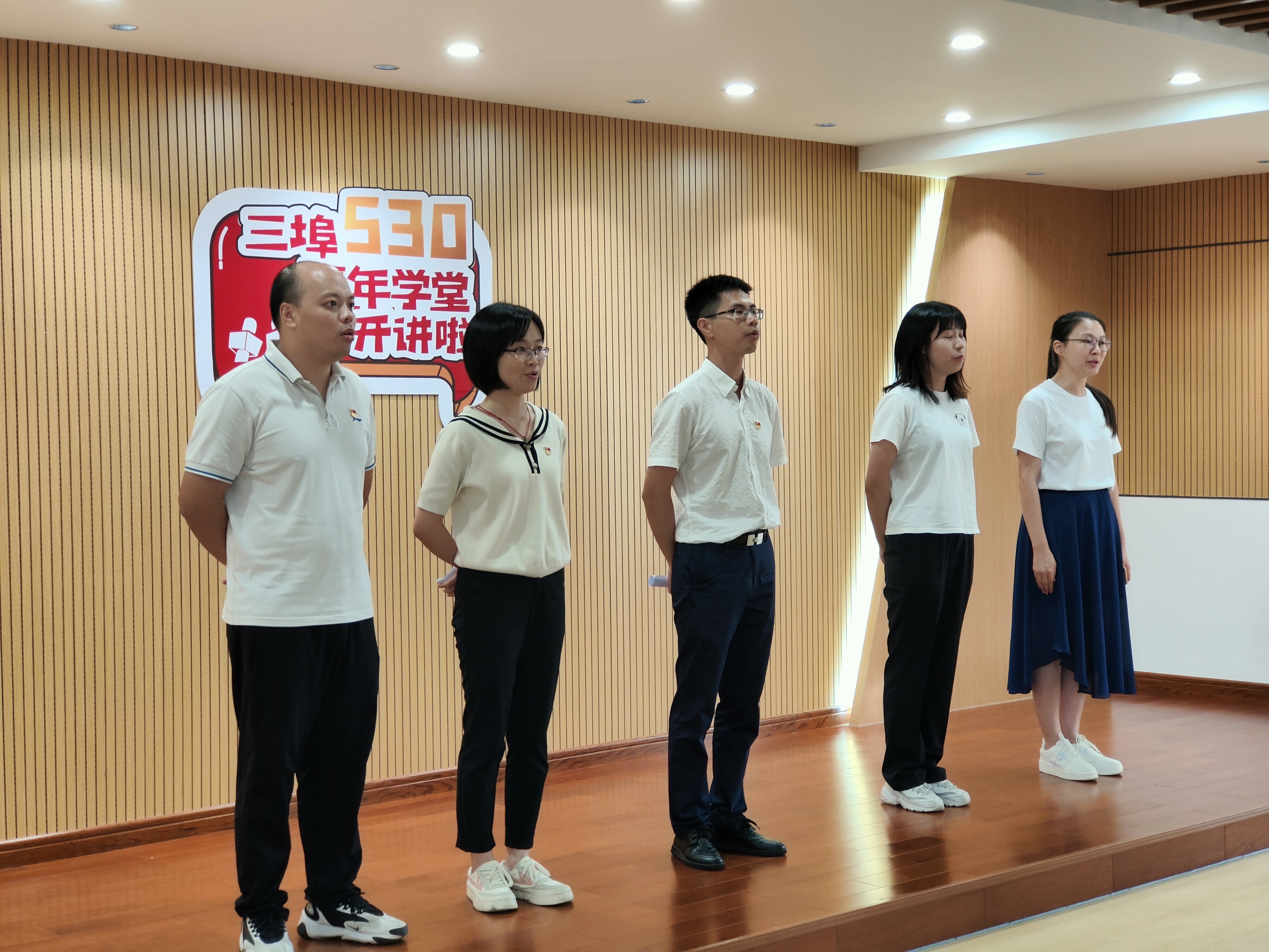 学员们诵经典 (2).jpg