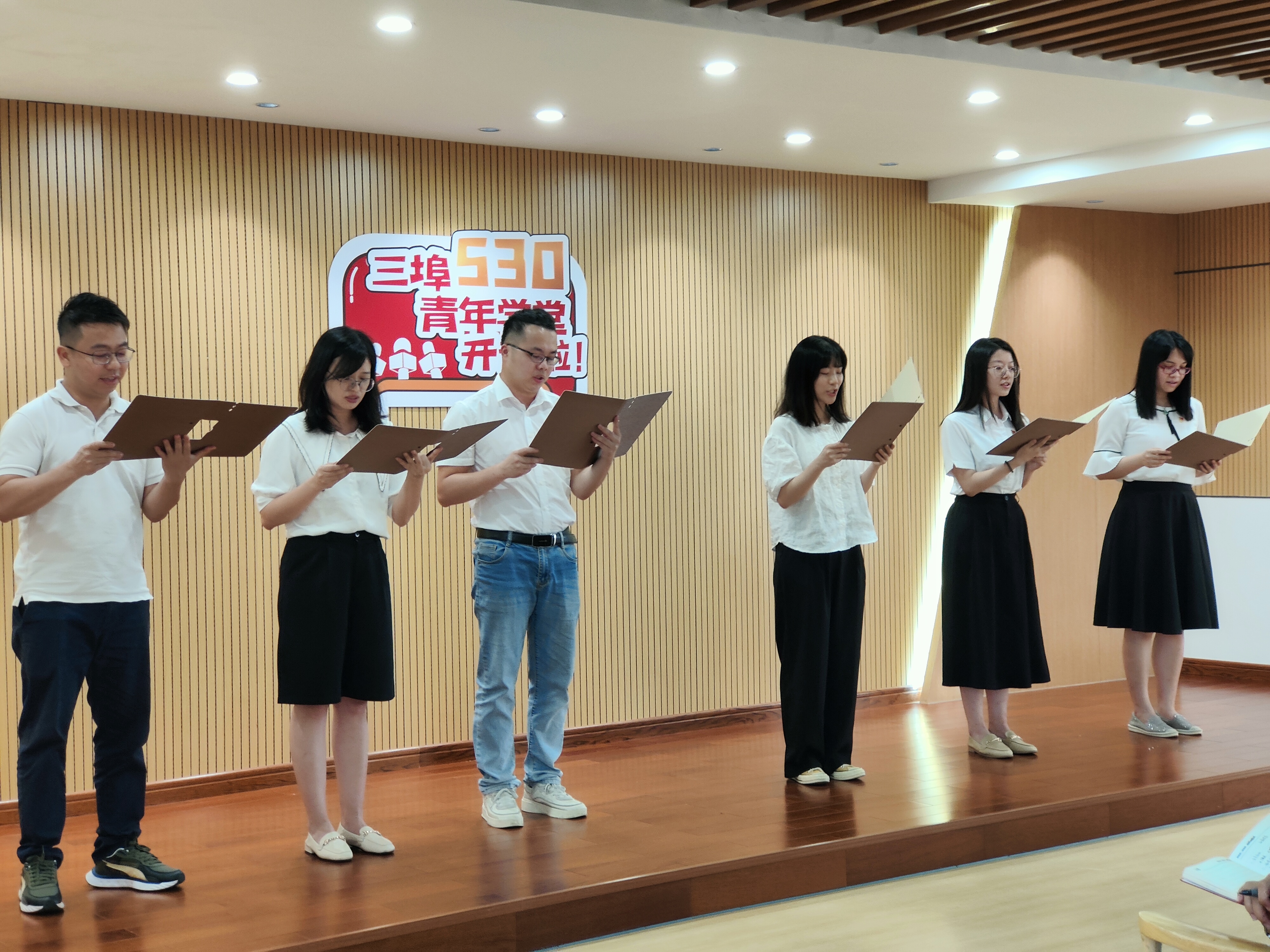 学员们诵经典.jpg