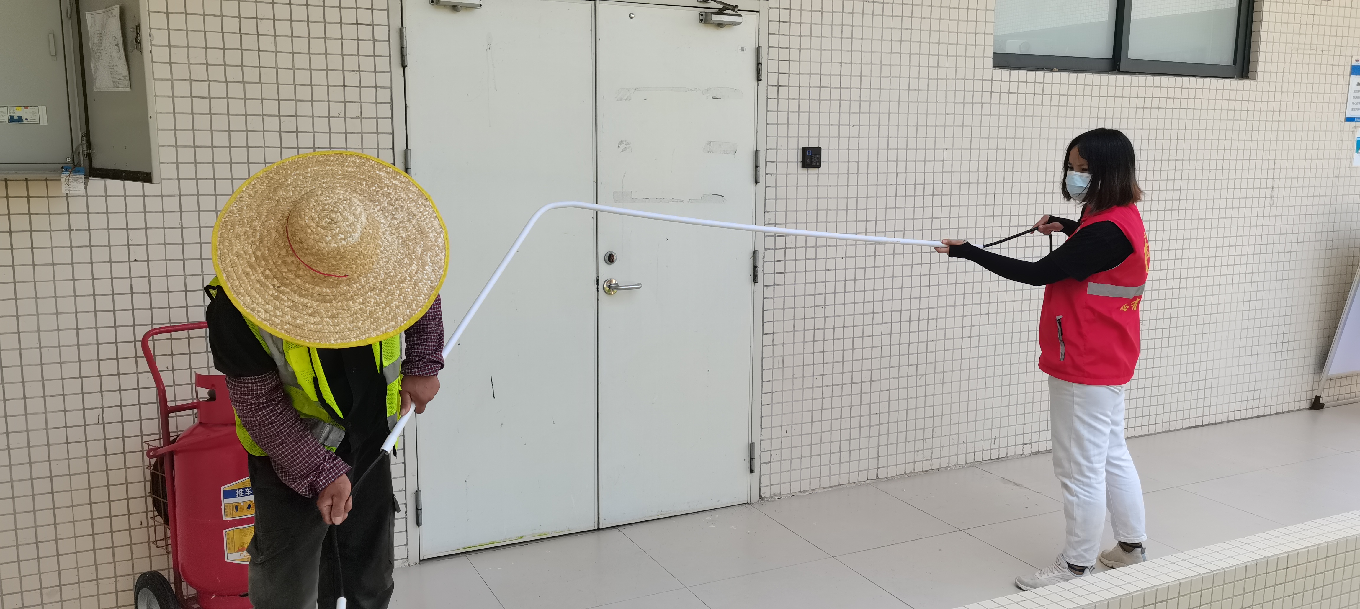 6工作人员在高速生活区接驳电线.jpg