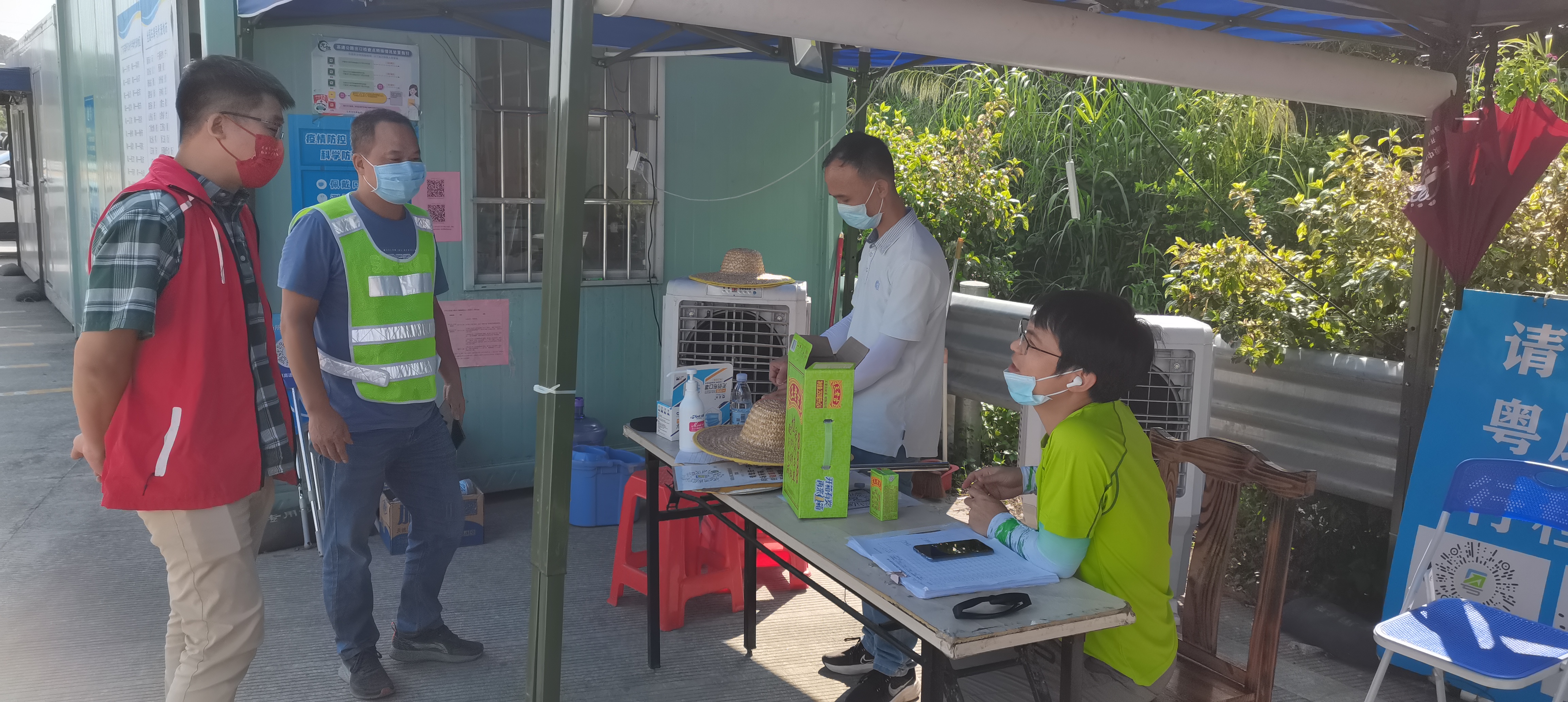 7龙胜镇前往属地高速公路出口健康服务点公服办开展“送清凉”活动.jpg