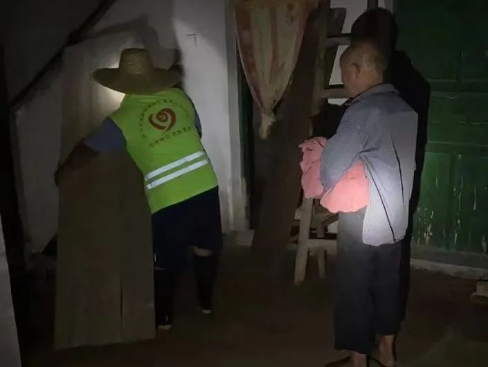 6龙胜镇迅速做好人员转移工作，重点关注居住危旧房的群众和种植大棚的游耕户，确保不漏一人.jpg