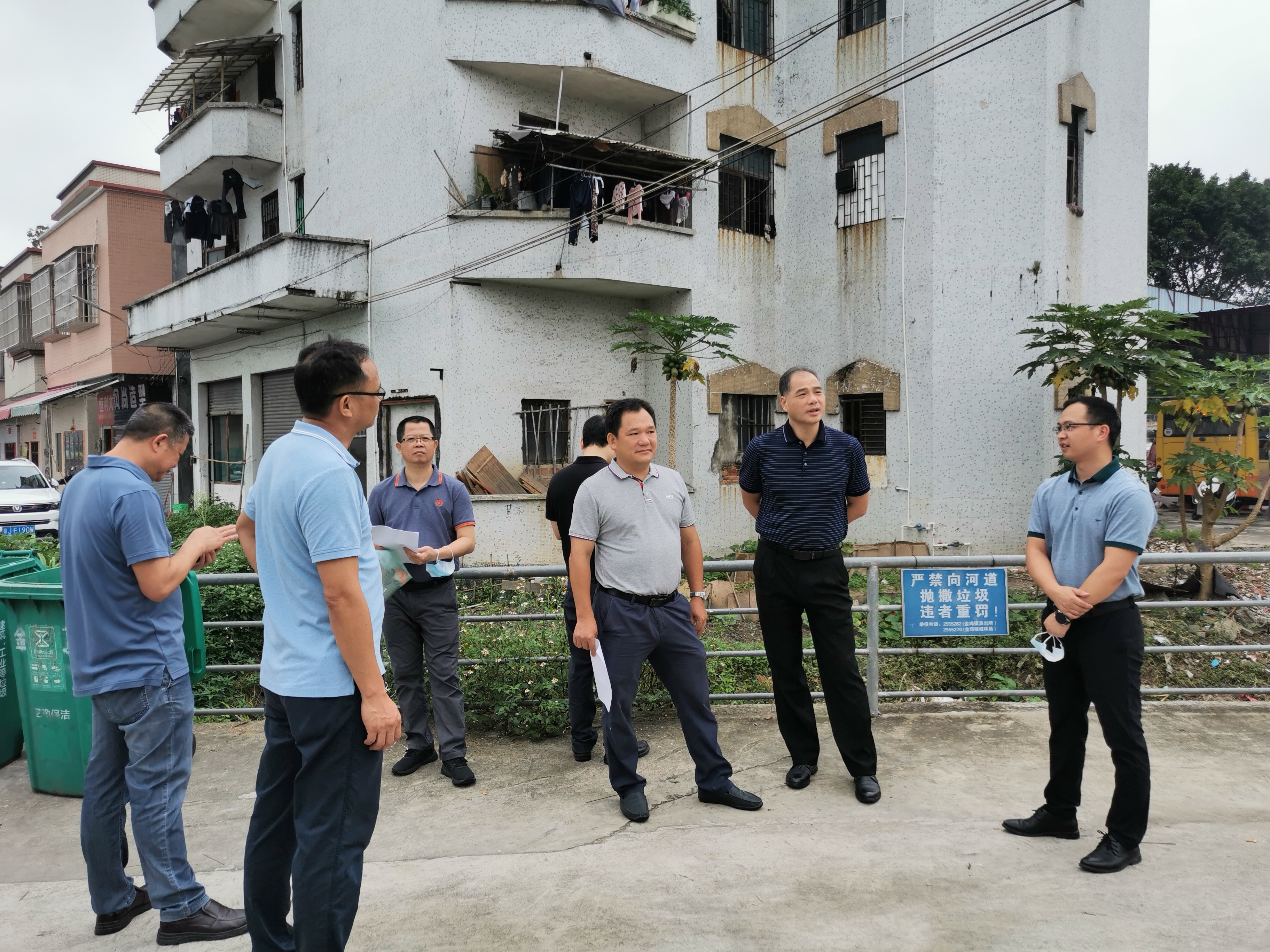 1.人大代表视察金鸡镇中心小学北门通道桥梁 (2).jpg