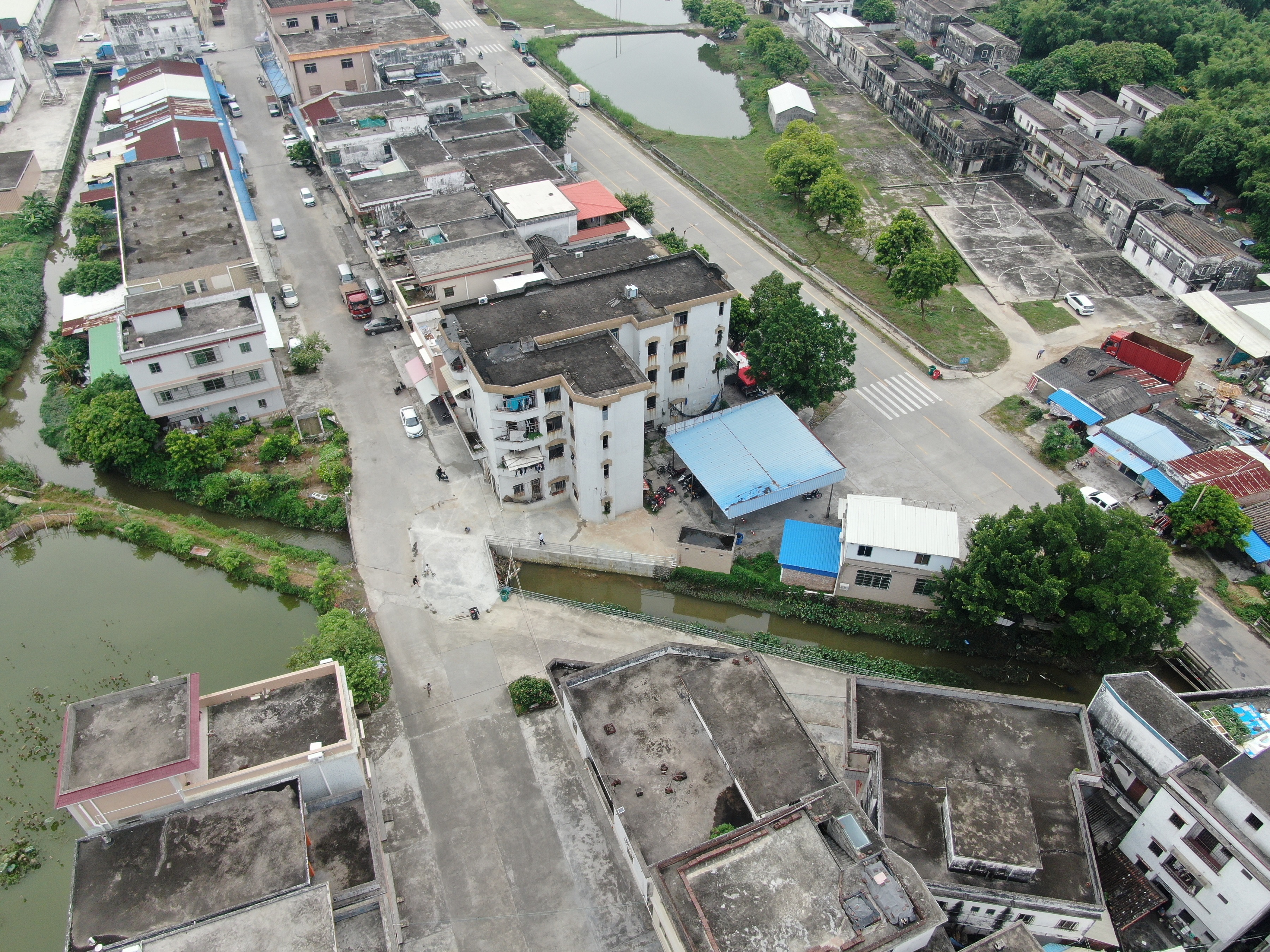 金鸡镇中心小学北门通道桥梁（扩建后）.jpg