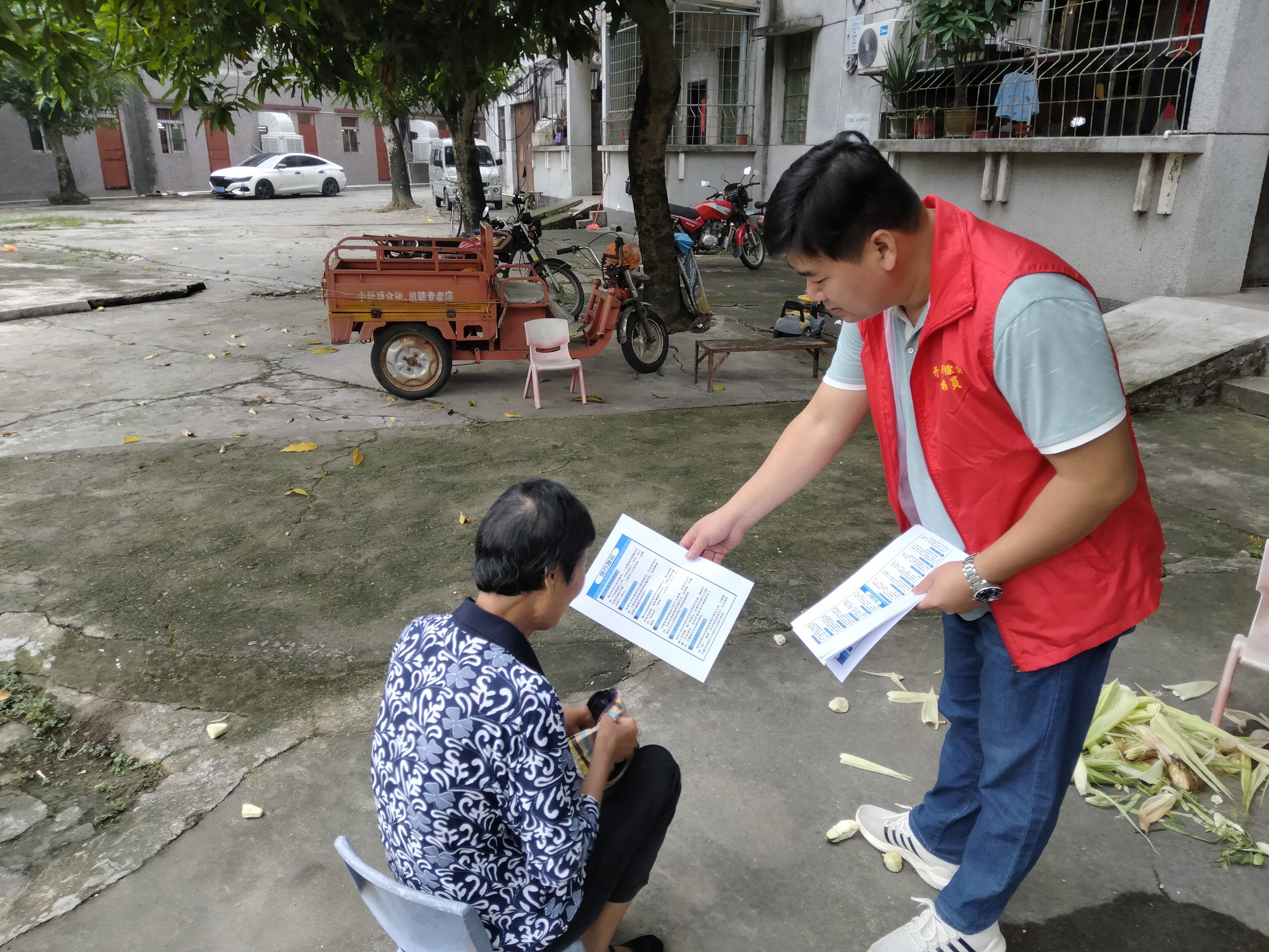 2.向老人派发防范养老诈骗宣传单张.jpg