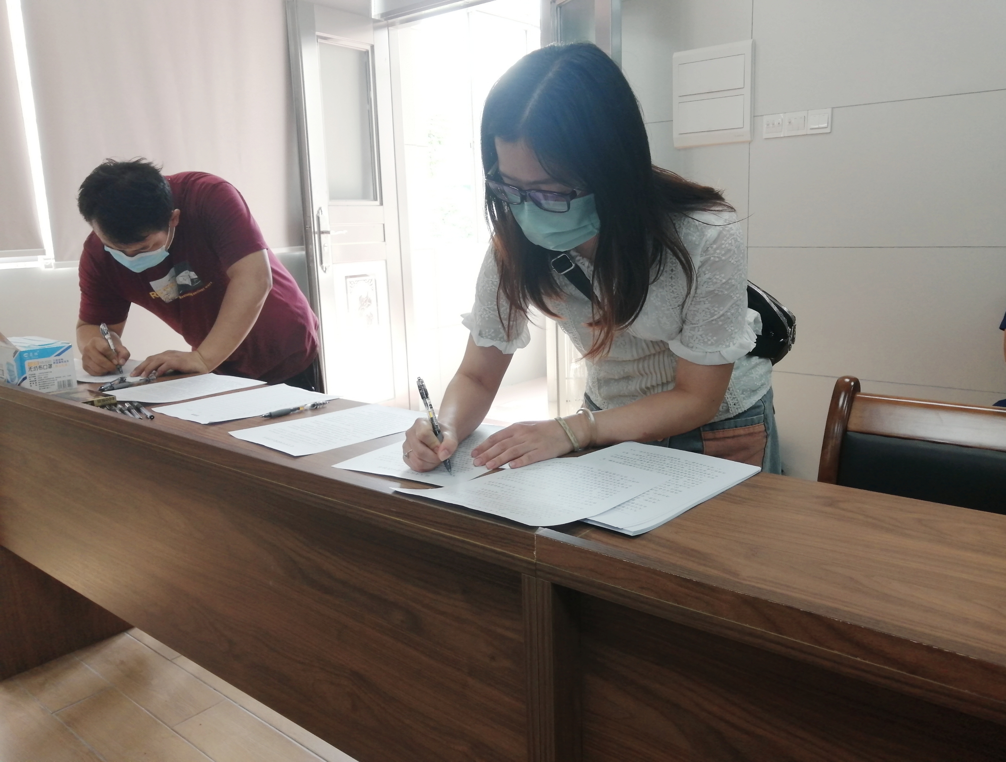 3龙胜镇辖区内各企业主要负责人与安全管理员在会上签订了电气火灾风险提示告知书.jpg
