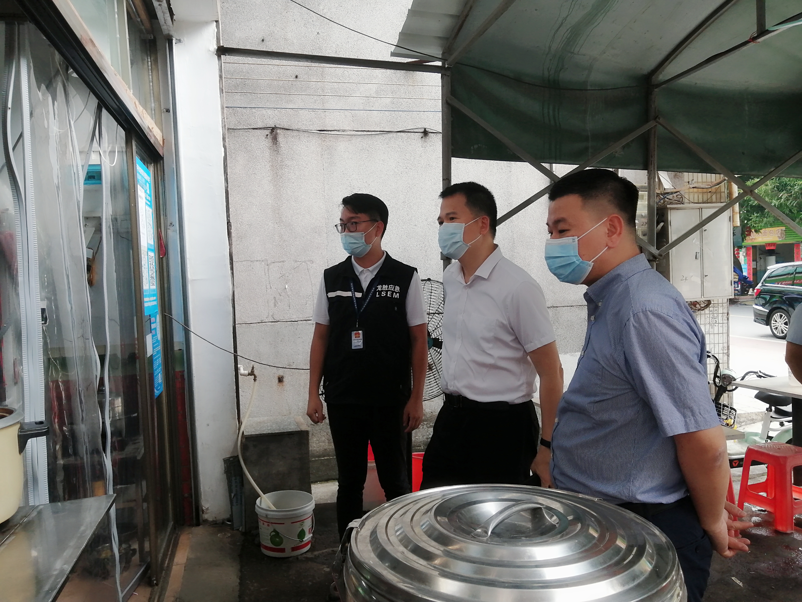 4检查组来到三小场所检查食品安全、消防安全、燃气安全和用电安全.jpg