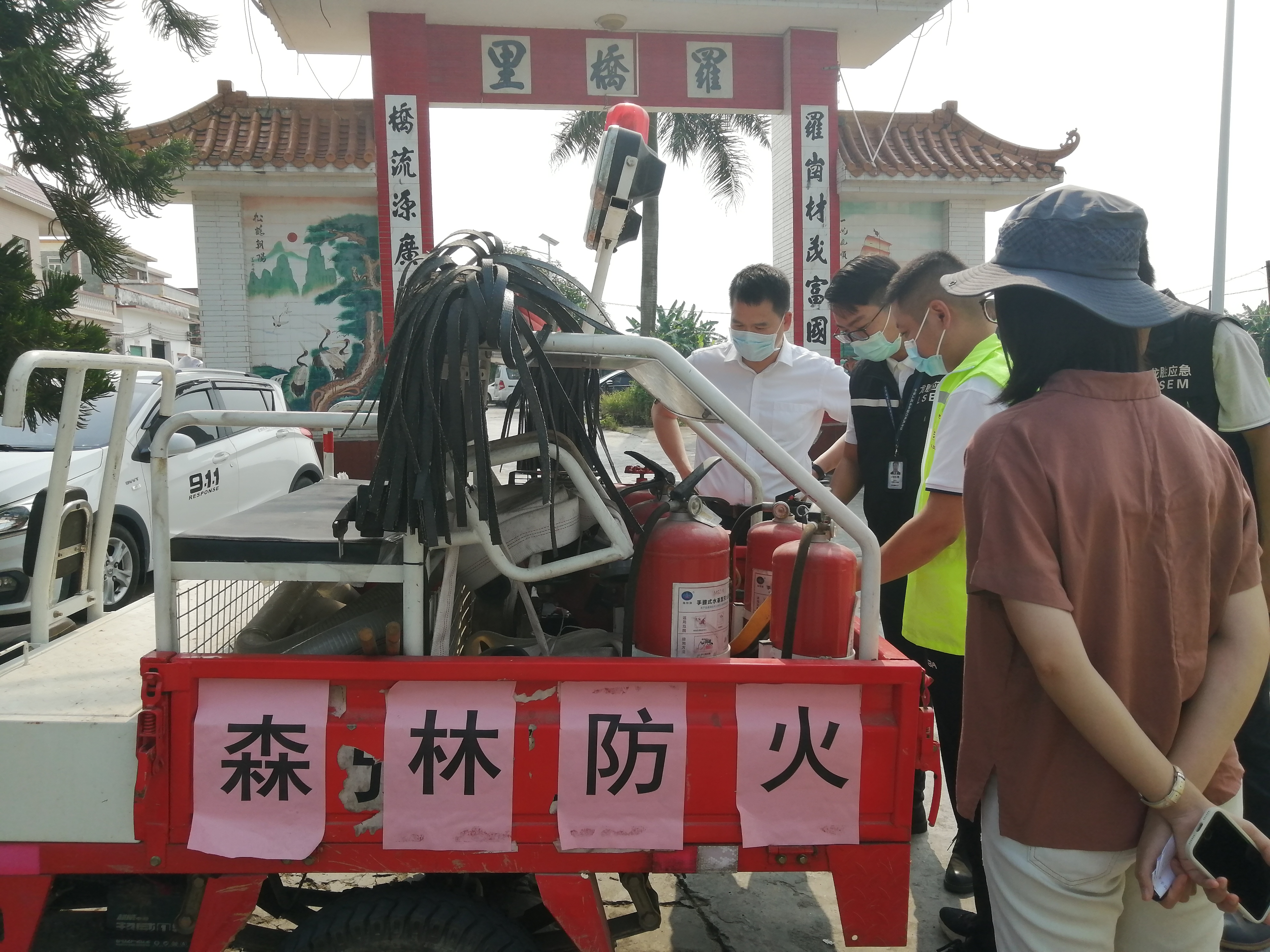 5检查组一行前往胜桥村森林防火点详细了解森林防火工作落实情况.jpg