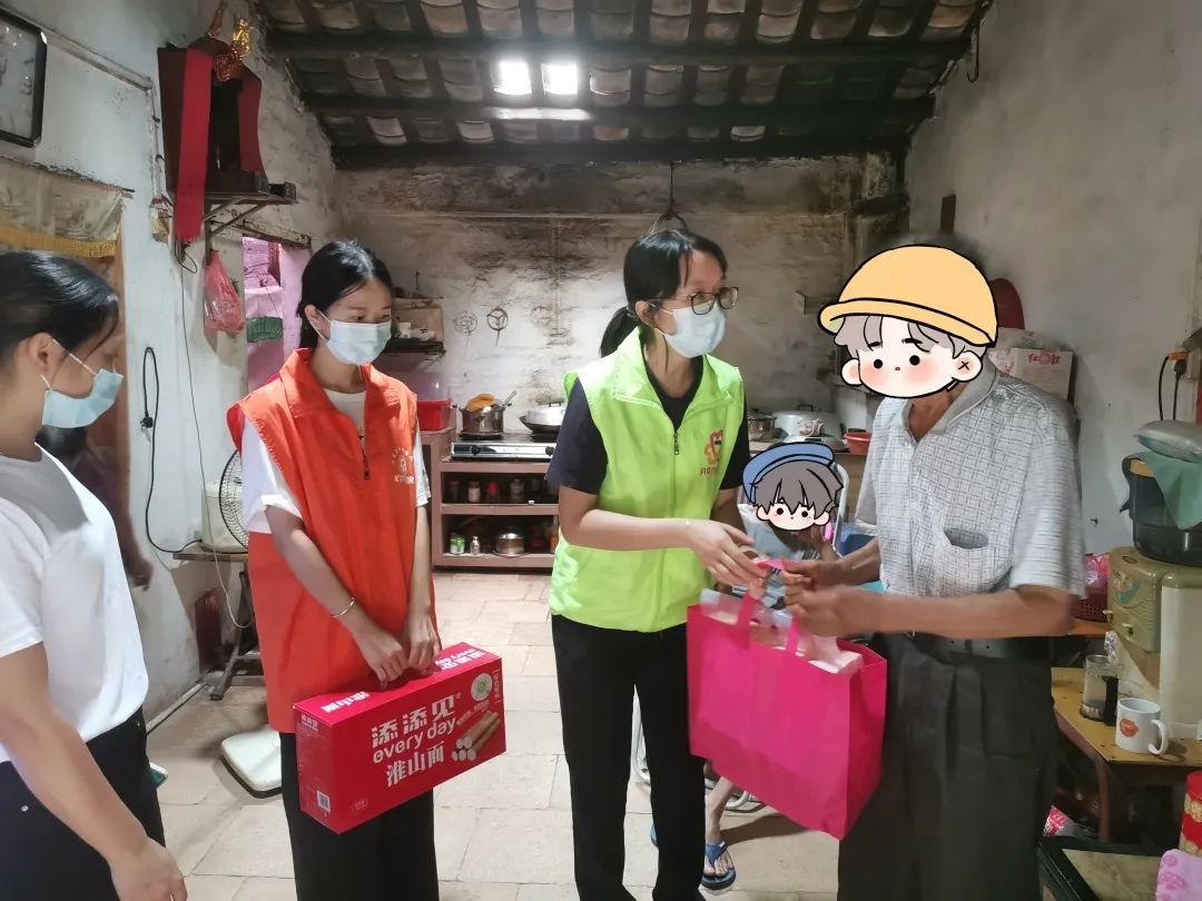 2张诗华带领着志愿者们上门为行动不便的长者送去了汤圆和慰问品.jpg