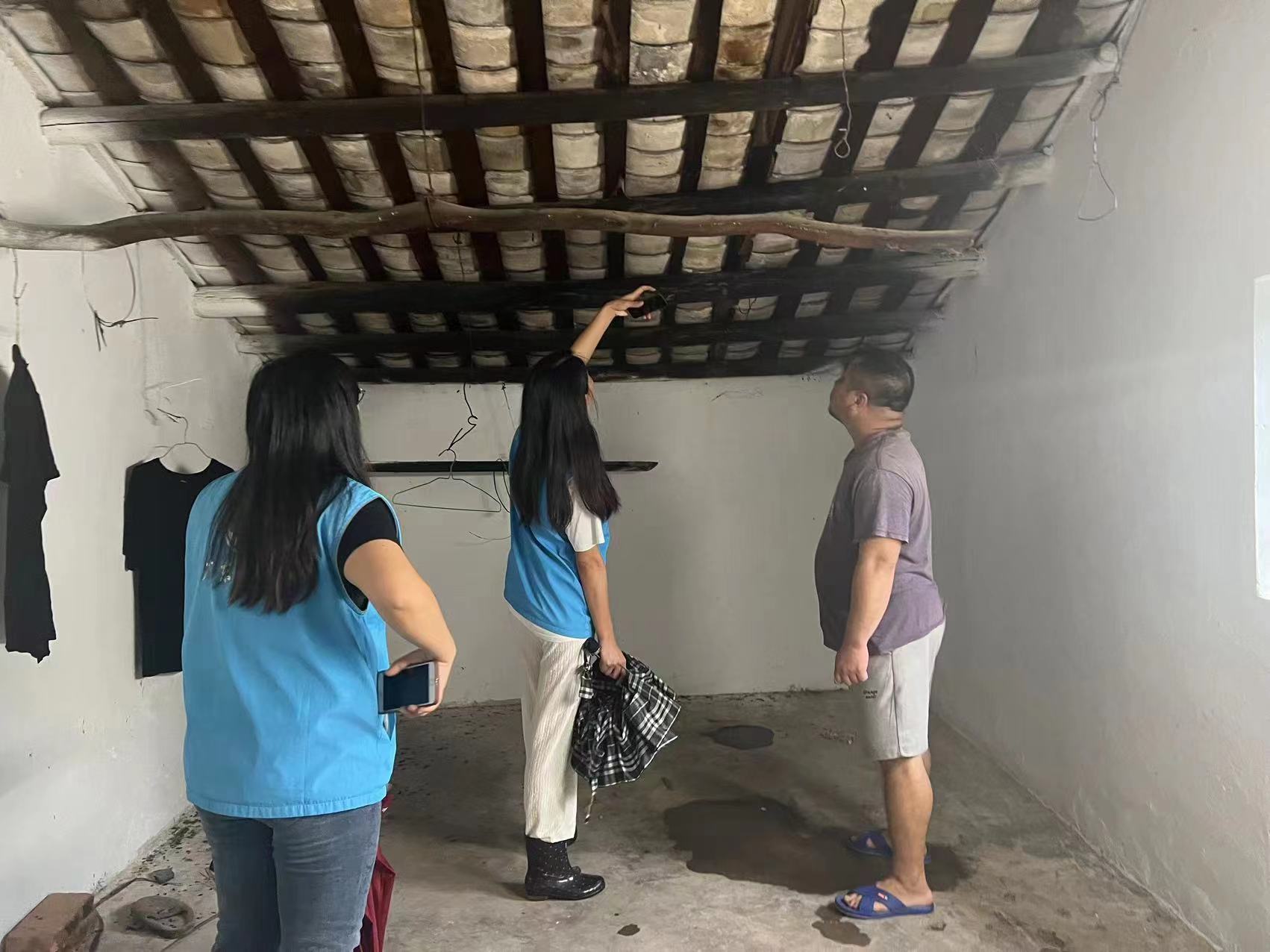 图2：”双百“社工入户排查安全隐患.jpg