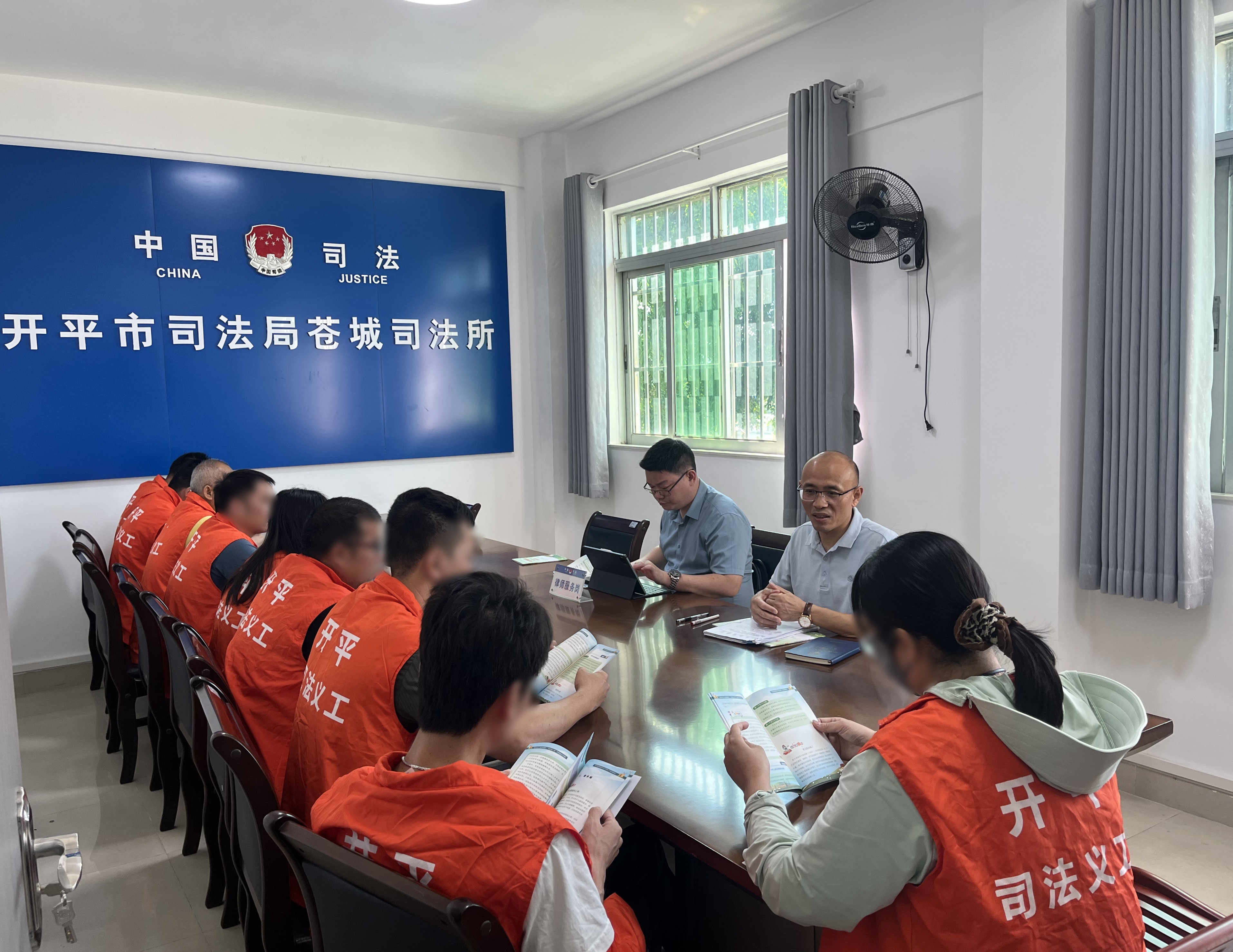 6.开平市司法局苍城司法所组织驻村法律顾问向社区矫正对象宣讲民法典.jpg