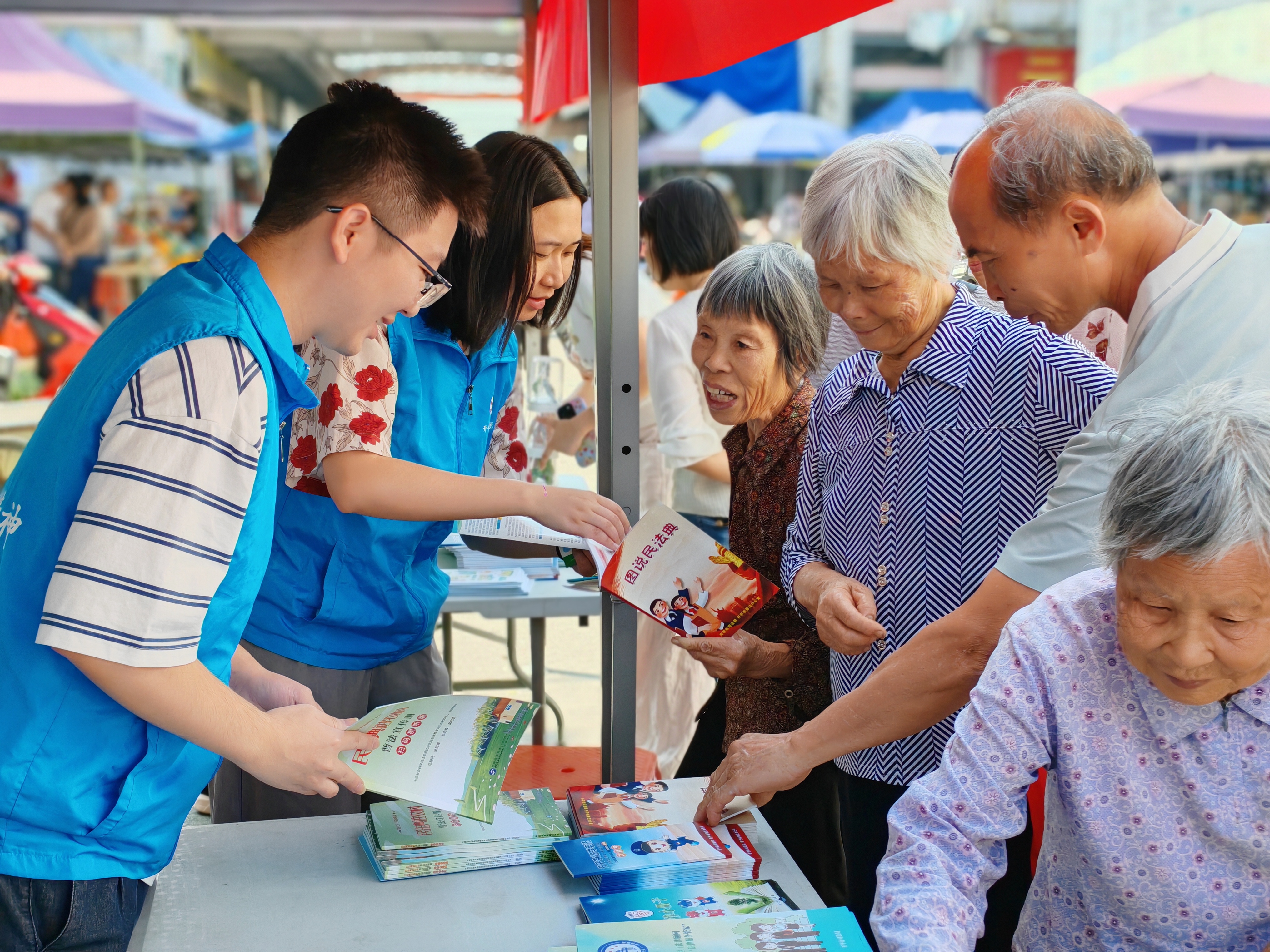 7.开平市司法局马冈司法所在马冈市场开展民法典普法宣传.jpg