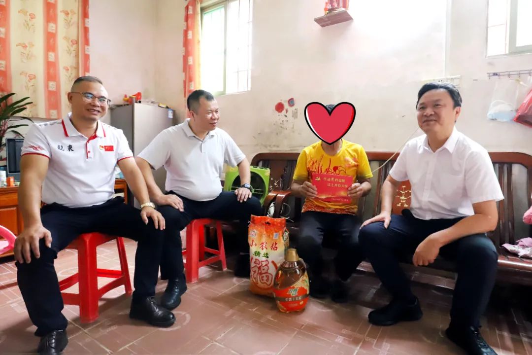 “七一”前夕，开平市领导到水口镇走访慰问困难党员、老党员