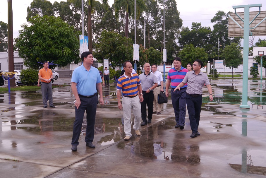 参观法制文化广场2
